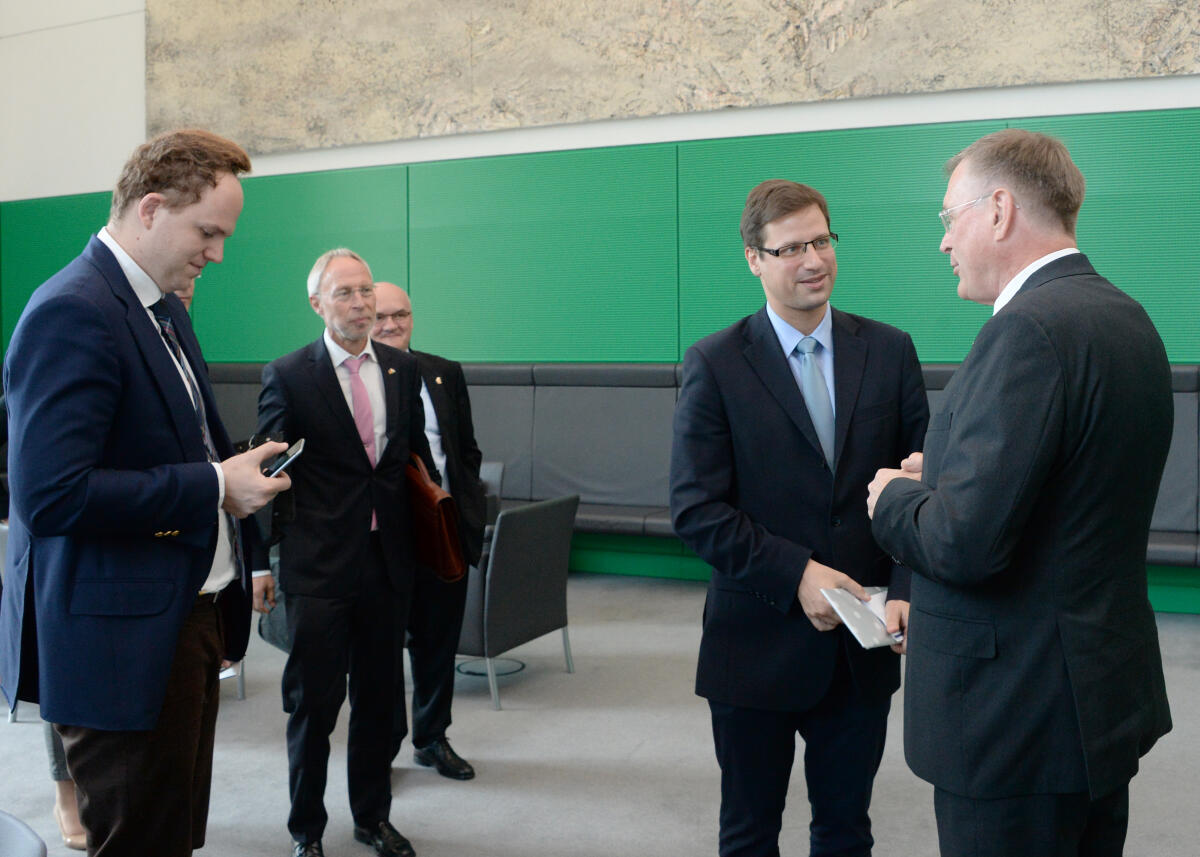 Singhammer, Johannes; Gulyas, Gergely Bundestagsvizepräsident Johannes Singhammer, (re), CDU/CSU, empfängt den Vizepräsidenten der ungarischen Nationalversammlung, Dr, Gergely Gulyas, (2.v.re), und Delegation ungarischer Parlamentarier, zu einem Gespräch.