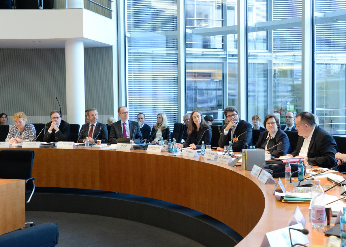 Zimmer, Matthias Der Ausschuss  des Deutschen Bundestages für Menschenrechte und humanitäre Hilfe hat unter der Leitung seines Vorsitzenden Dr. Matthias Zimmer, (re), CDU/CSU, ein Gespräch mit den Direktoren des Deutschen Instituts für Menschenrechte.; Übersicht.