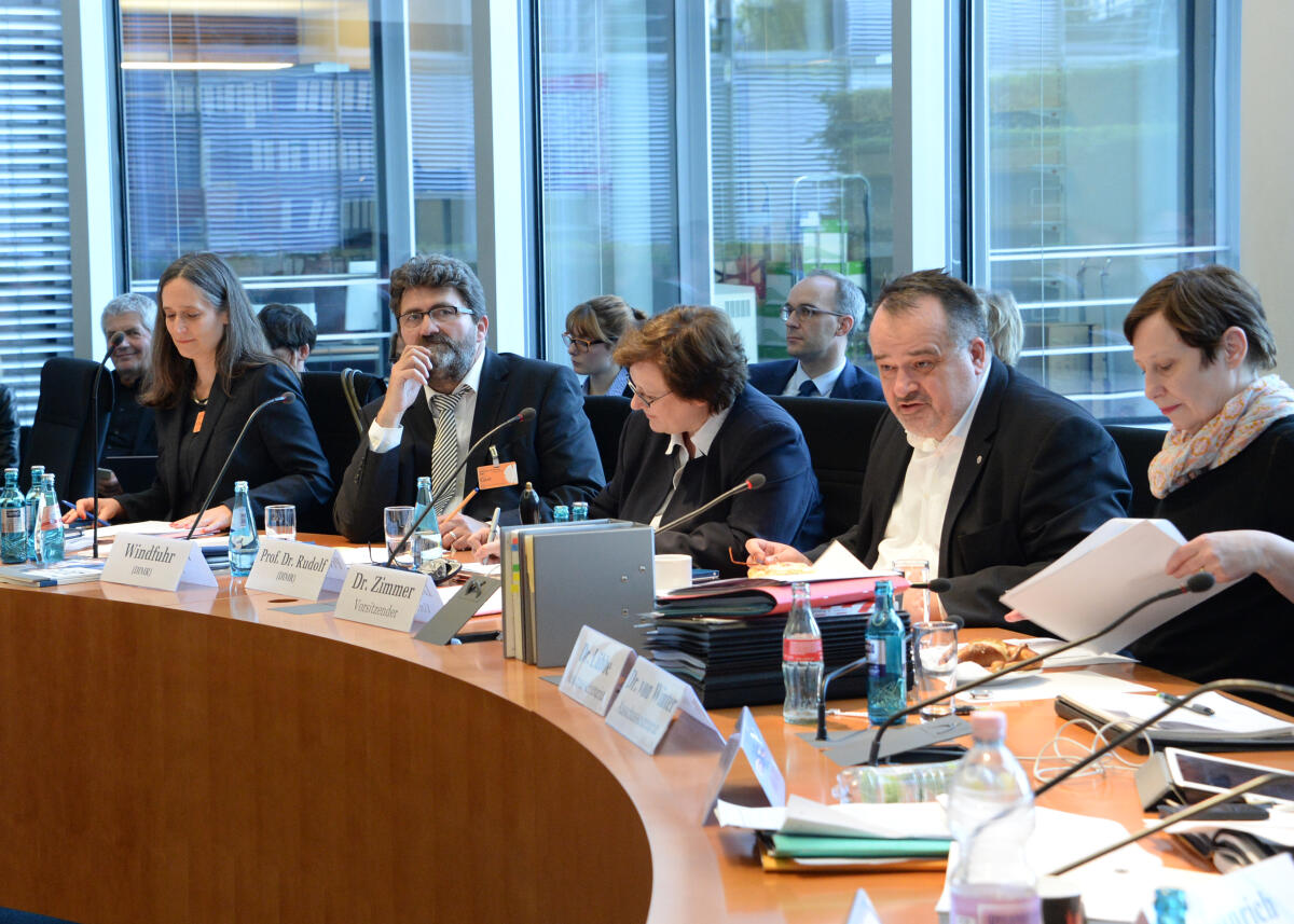 Zimmer, Matthias Der Ausschuss  des Deutschen Bundestages für Menschenrechte und humanitäre Hilfe hat unter der Leitung seines Vorsitzenden Dr. Matthias Zimmer, (2.v.re), CDU/CSU, ein Gespräch mit den Direktoren des Deutschen Instituts für Menschenrechte.; Übersicht.