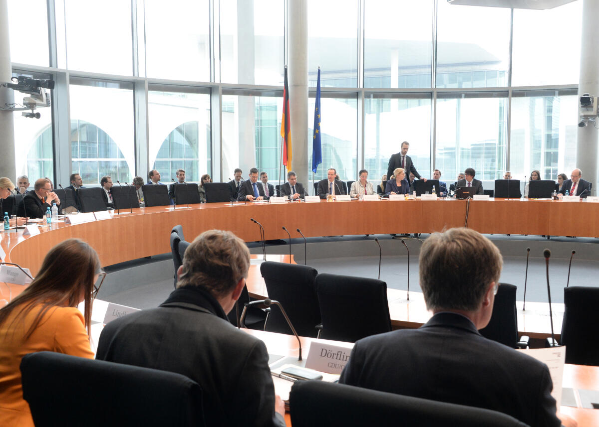 Krichbaum, Gunther; Gabriel, Sigmar Bundesaußenminister Sigmar Gabriel, SPD, ist zu Gast beim Ausschuss des Deutschen Bundestages für die Angelegenheiten der Europäischen Union. Gunther Krichbaum, CDU/CSU, Vorsitzender des Ausschusses, leitet die Sitzung.; Übersicht.