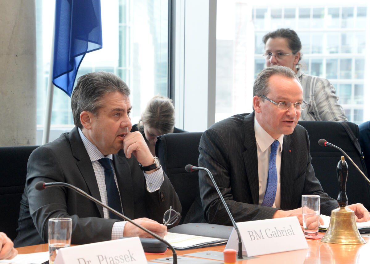 Krichbaum, Gunther; Gabriel, Sigmar Bundesaußenminister Sigmar Gabriel, (li), SPD, ist zu Gast beim Ausschuss des Deutschen Bundestages für die Angelegenheiten der Europäischen Union. Gunther Krichbaum, (re), CDU/CSU, Vorsitzender des Ausschusses, leitet die Sitzung.