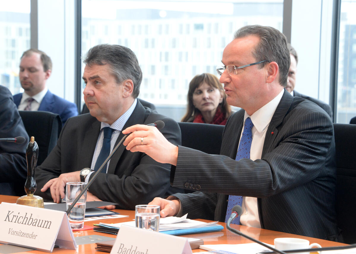 Krichbaum, Gunther; Gabriel, Sigmar Bundesaußenminister Sigmar Gabriel, (li), SPD, ist zu Gast beim Ausschuss des Deutschen Bundestages für die Angelegenheiten der Europäischen Union. Gunther Krichbaum, (re), CDU/CSU, Vorsitzender des Ausschusses, leitet die Sitzung.