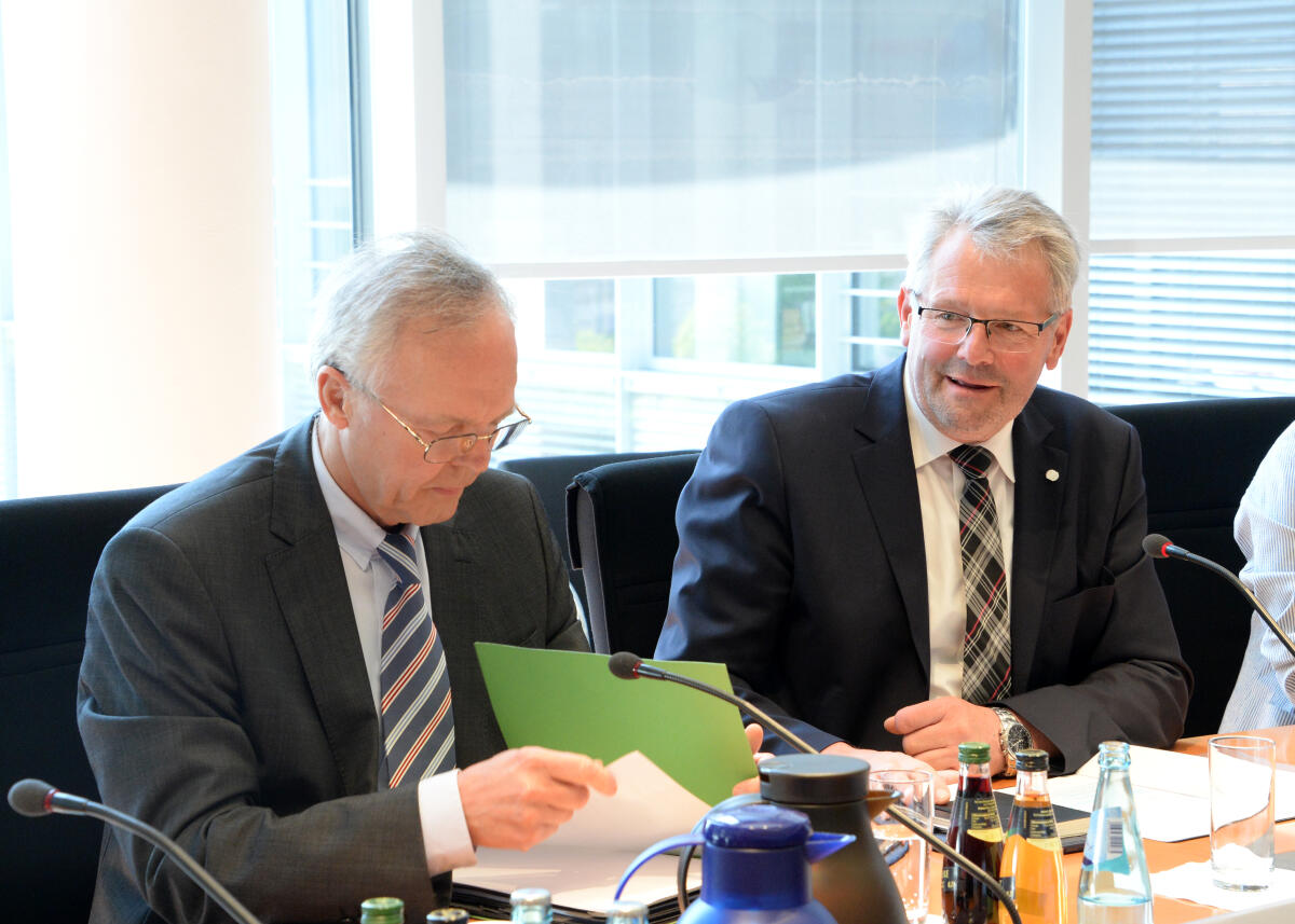 Gerig, Alois; Möller, Horst Prof. Dr. Horst Möller, (li), Vorsitzender der Historikerkommission beim Bundesministerium für Ernährung und Landwirtschaft, ist zu einem Gespräch zu Gast beim gleichnamigen Ausschuss des Deutschen Bundestages. Alois Gerig, (re), CDU/CSU, Vorsitzender des Ausschusses, leitet das Gespräch, an dem zahlreiche Bundestagsabgeordnete teilnehmen.