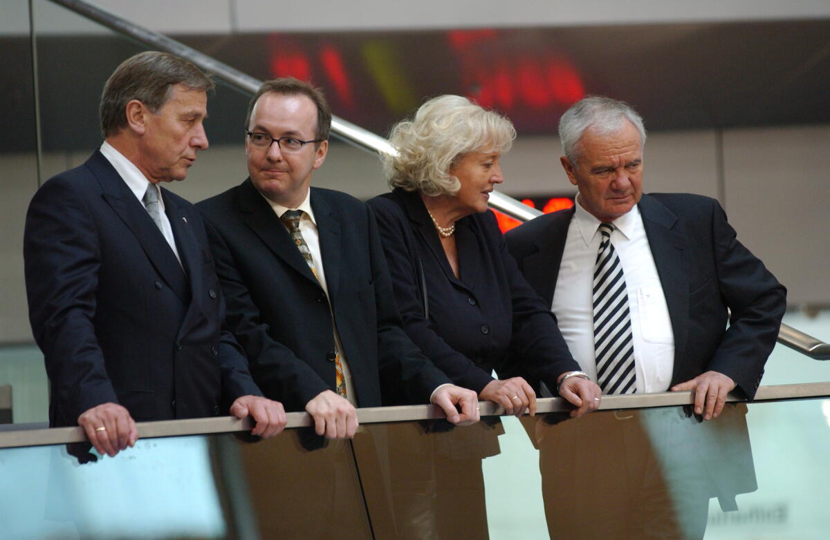 Links Wolfgang Clement , SPD, MdB. Von rechts Manfred Stolpe, SPD, MdB, und Renate Schmidt, SPD, MdB, auf der Zuschauer-Tribüne. Clement, Wolfgang; Stolpe, Manfred; Schmidt, Renate Links Wolfgang Clement , SPD, MdB. Von rechts Manfred Stolpe, SPD, MdB, und Renate Schmidt, SPD, MdB, auf der Zuschauer-Tribüne.