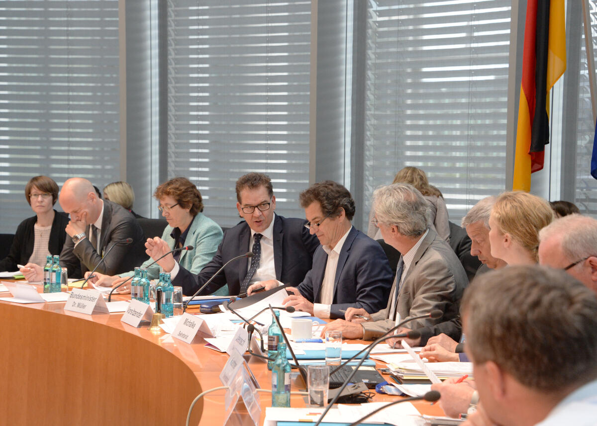 Bundesminister für wirtschaftliche Zusammenarbeit und Entwicklung, Dr. Gerd Müller, (4li), CDU/CSU, ist zu Gast beim Ausschuss des Deutschen Bundestages für Wirtschaft und Energie. Klaus Barthel, (5.v.li), stellvertretender Vorsitzender des Ausschusses, leitet die Sitzung.; Übersicht. Müller, Gerd; Barthel, Klaus Bundesminister für wirtschaftliche Zusammenarbeit und Entwicklung, Dr. Gerd Müller, (4li), CDU/CSU, ist zu Gast beim Ausschuss des Deutschen Bundestages für Wirtschaft und Energie. Klaus Barthel, (5.v.li), stellvertretender Vorsitzender des Ausschusses, leitet die Sitzung.; Übersicht.
