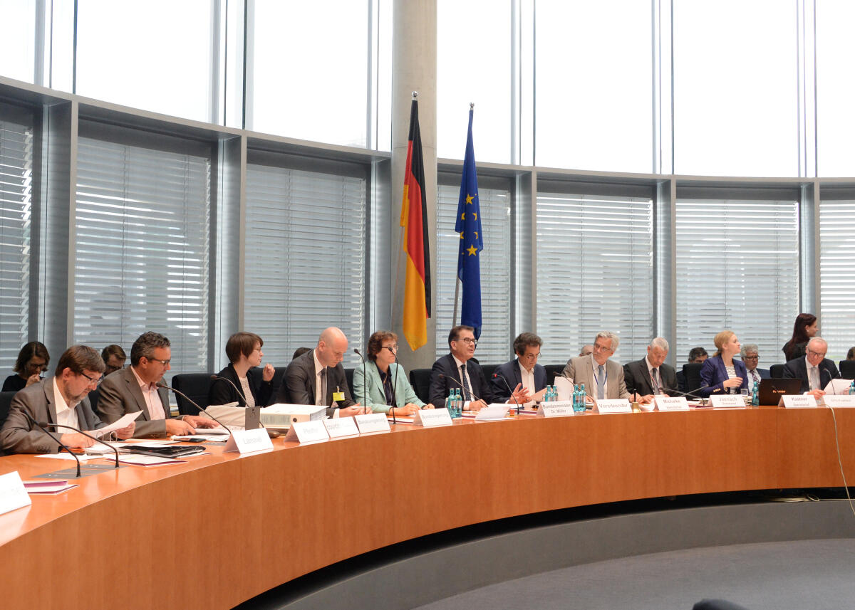 Bundesminister für wirtschaftliche Zusammenarbeit und Entwicklung, Dr. Gerd Müller, (6li), CDU/CSU, ist zu Gast beim Ausschuss des Deutschen Bundestages für Wirtschaft und Energie. Klaus Barthel, (7.v.li), stellvertretender Vorsitzender des Ausschusses, leitet die Sitzung.; Übersicht. Müller, Gerd; Barthel, Klaus Bundesminister für wirtschaftliche Zusammenarbeit und Entwicklung, Dr. Gerd Müller, (6li), CDU/CSU, ist zu Gast beim Ausschuss des Deutschen Bundestages für Wirtschaft und Energie. Klaus Barthel, (7.v.li), stellvertretender Vorsitzender des Ausschusses, leitet die Sitzung.; Übersicht.