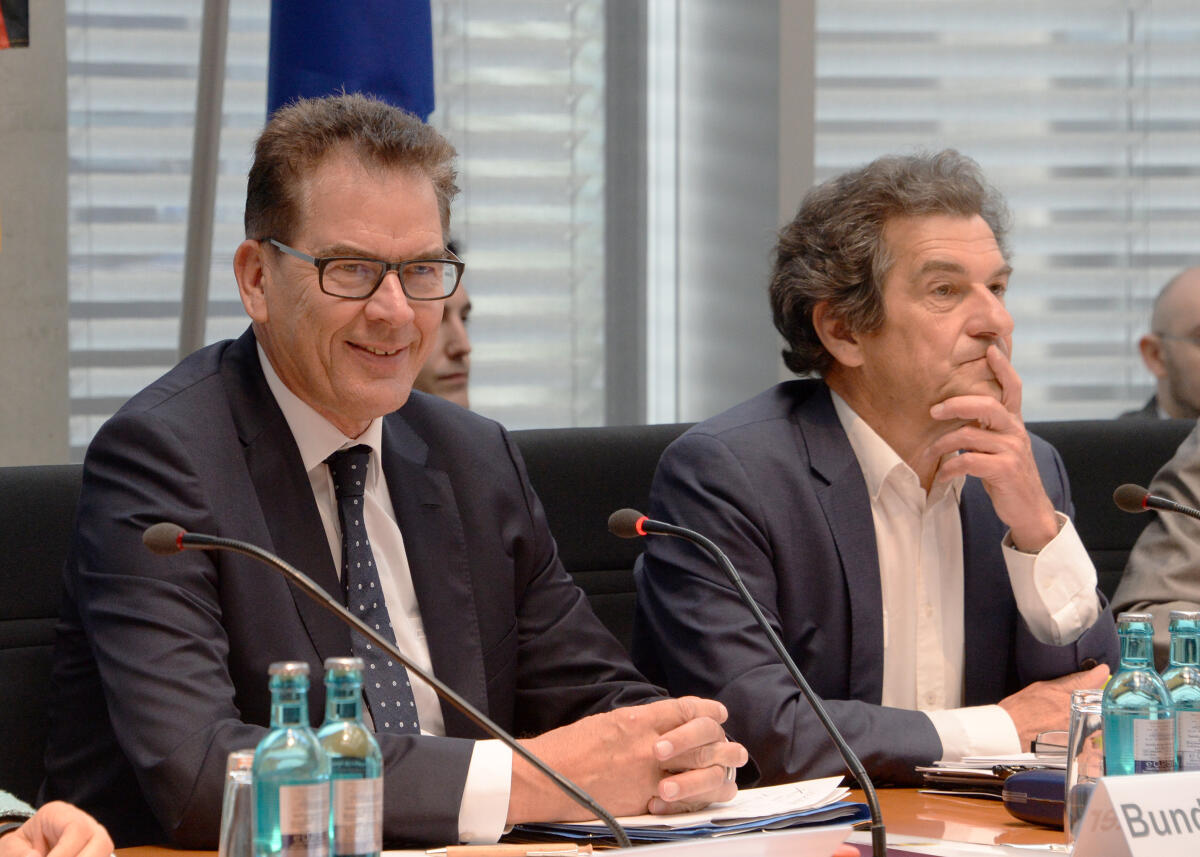 Bundesminister für wirtschaftliche Zusammenarbeit und Entwicklung, Dr. Gerd Müller, (li), CDU/CSU, ist zu Gast beim Ausschuss des Deutschen Bundestages für Wirtschaft und Energie. Klaus Barthel, (re), stellvertretender Vorsitzender des Ausschusses, leitet die Sitzung. Müller, Gerd; Barthel, Klaus Bundesminister für wirtschaftliche Zusammenarbeit und Entwicklung, Dr. Gerd Müller, (li), CDU/CSU, ist zu Gast beim Ausschuss des Deutschen Bundestages für Wirtschaft und Energie. Klaus Barthel, (re), stellvertretender Vorsitzender des Ausschusses, leitet die Sitzung.