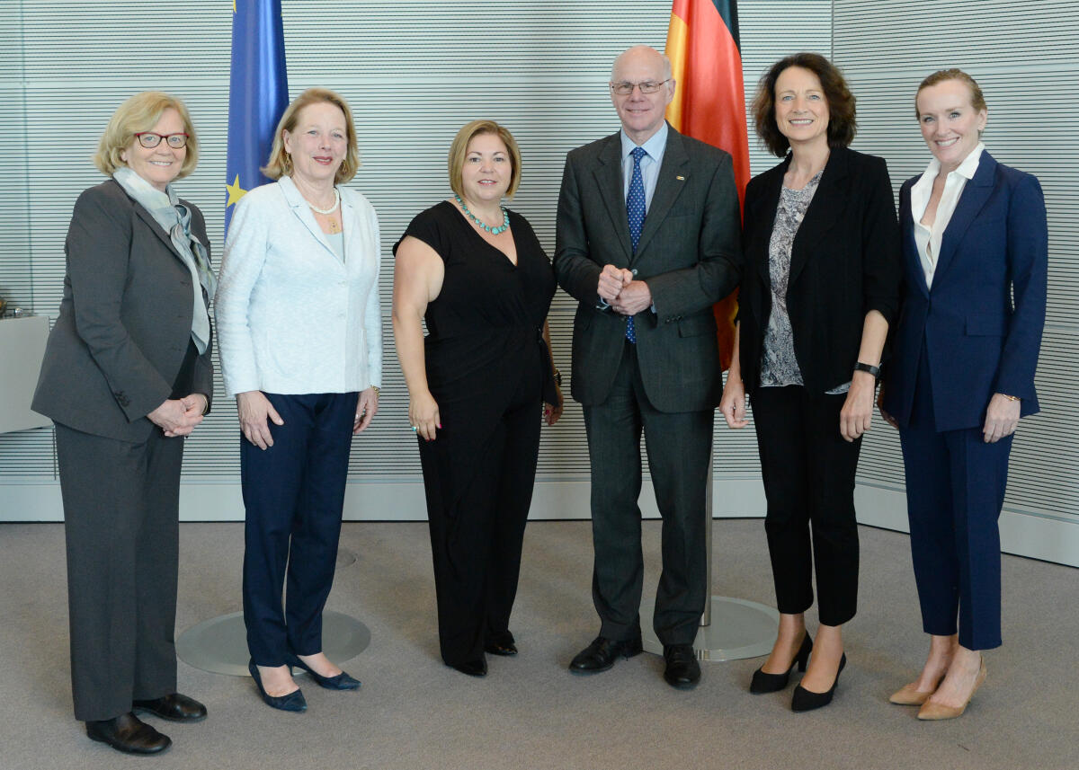 Bundestagspräsident Prof. Dr. Norbert Lammert, CDU/CSU, empfängt eine Delegation der US-Congressional Study Group on Germany zu einem Gespräch, an dem die Bundestagsabgeordnete Dagmar Freitag, (2.v.re), teilnimmt.; Gruppenfoto, Fahne, Fahnen. Lammert, Norbert; Freitag, Dagmar Bundestagspräsident Prof. Dr. Norbert Lammert, CDU/CSU, empfängt eine Delegation der US-Congressional Study Group on Germany zu einem Gespräch, an dem die Bundestagsabgeordnete Dagmar Freitag, (2.v.re), teilnimmt.; Gruppenfoto, Fahne, Fahnen.