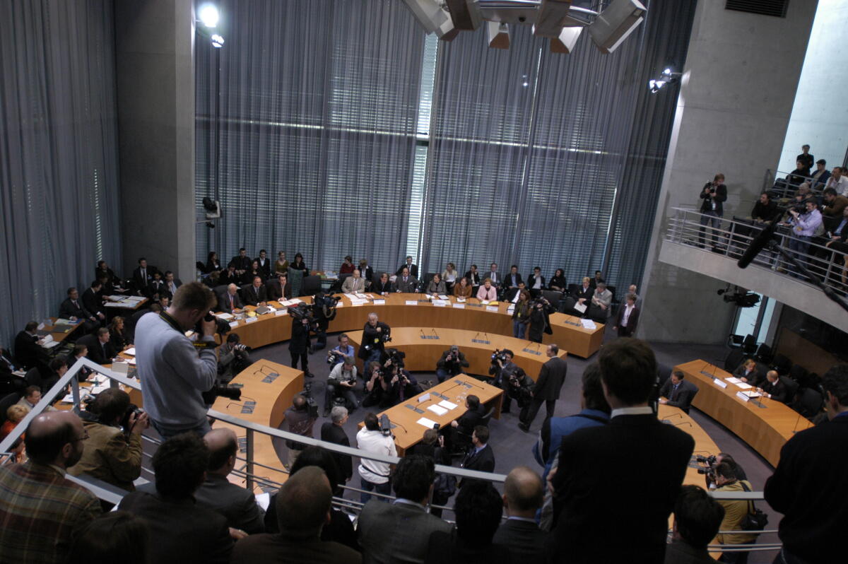  Blick in den Anhörungssaal vor Beginn der Ausschuss-Sitzung zur Untersuchnung der Visa-Affäre.