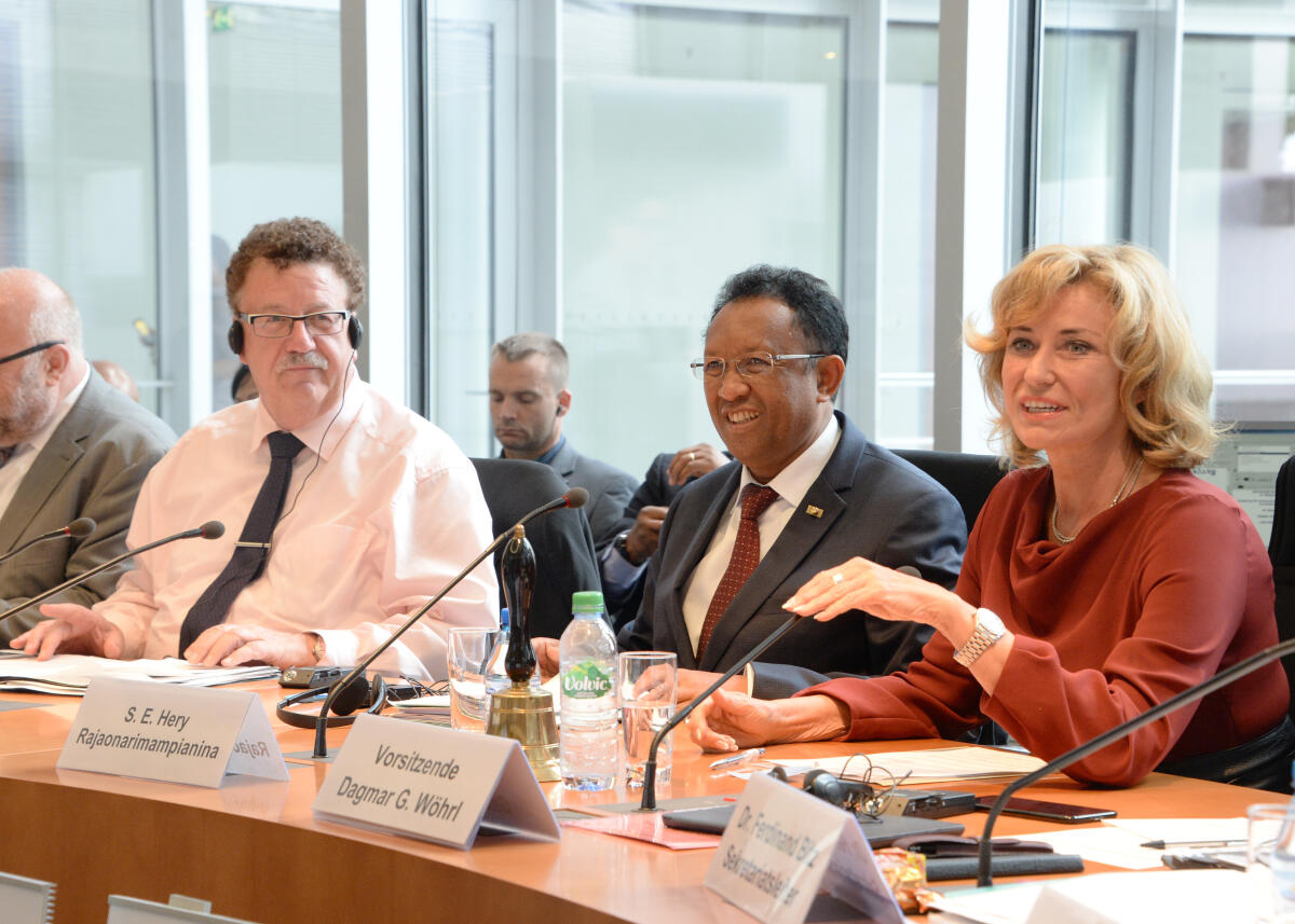 Wöhrl, Dagmar G.; Rajaonarimampianina, Hery; Fuchtel, Hans-Joachim Der Staatspräsident der Republik Madagaskar, S. E. Hery Rajaonarimampianina, (mitte), ist zu Gast beim Ausschuss des Deutschen Bundestages für wirtschaftliche Zusammenarbeit und Entwicklung. Dagmar G. Wöhrl, CDU/CSU, Vorsitzende des Ausschusses, leitet die Sitzung, an der der Parlamentarische Staatssekretär Hans-Joachim Fuchtel, (li), CDU/CSU, teilnimmt.