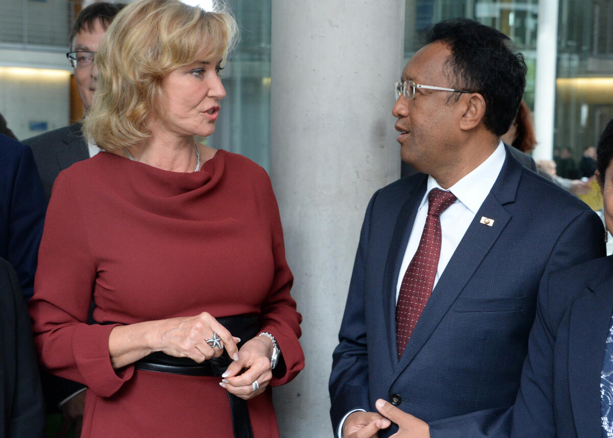 Wöhrl, Dagmar G.; Rajaonarimampianina, Hery Der Staatspräsident der Republik Madagaskar, S. E. Hery Rajaonarimampianina, ist zu Gast beim Ausschuss des Deutschen Bundestages für wirtschaftliche Zusammenarbeit und Entwicklung. Dagmar G. Wöhrl, CDU/CSU, Vorsitzende des Ausschusses, leitet die Sitzung.