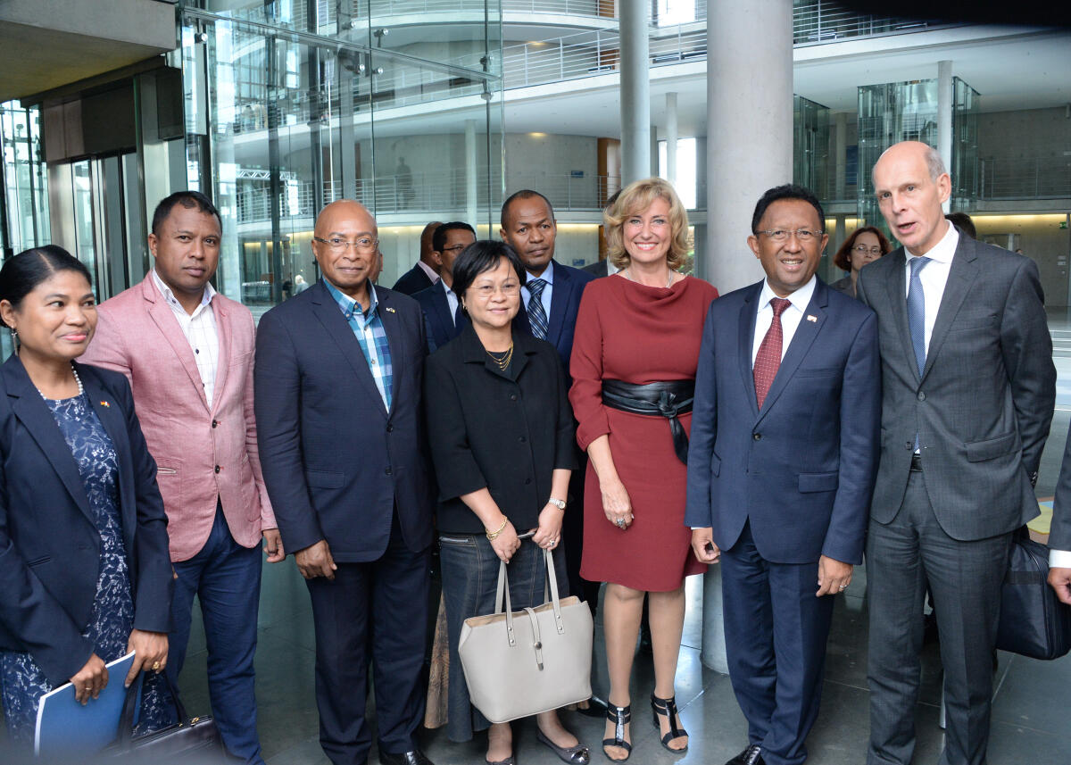 Wöhrl, Dagmar G.; Rajaonarimampianina, Hery Der Staatspräsident der Republik Madagaskar, S. E. Hery Rajaonarimampianina, (2.v.re), ist zu Gast beim Ausschuss des Deutschen Bundestages für wirtschaftliche Zusammenarbeit und Entwicklung. Dagmar G. Wöhrl, (3.v.re), CDU/CSU, Vorsitzende des Ausschusses, leitet die Sitzung.; Gruppenfoto.
