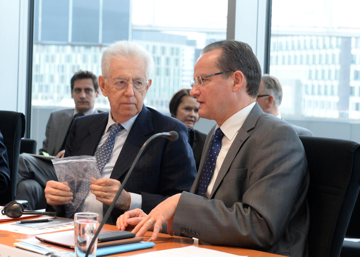 Krichbaum, Gunther; Monti, Mario Gunther Krichbaum, (re), CDU/CSU, Vorsitzender des Ausschusses des Deutschen Bundestages für die Angelegenheiten der Europäischen Union, empfängt den Vorsitzenden der hochrangigen EU-Arbeitsgruppe Eigenmittel, Mario Monti, (li), der an einer Ausschusssitzung als Gast teilnimmt.