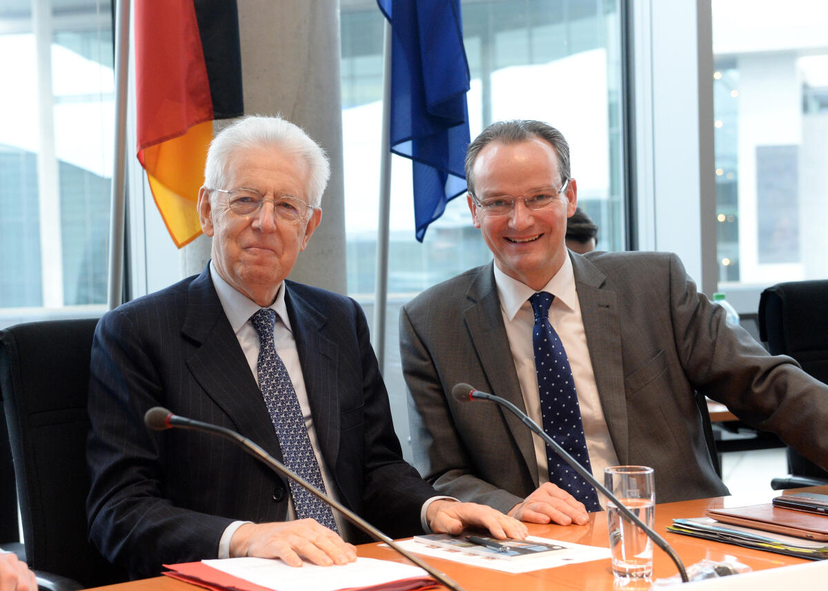 Gunther Krichbaum, (re), CDU/CSU, Vorsitzender des Ausschusses des Deutschen Bundestages für die Angelegenheiten der Europäischen Union, empfängt den Vorsitzenden der hochrangigen EU-Arbeitsgruppe Eigenmittel, Mario Monti, (li), der an einer Ausschusssitzung als Gast teilnimmt. Krichbaum, Gunther; Monti, Mario Gunther Krichbaum, (re), CDU/CSU, Vorsitzender des Ausschusses des Deutschen Bundestages für die Angelegenheiten der Europäischen Union, empfängt den Vorsitzenden der hochrangigen EU-Arbeitsgruppe Eigenmittel, Mario Monti, (li), der an einer Ausschusssitzung als Gast teilnimmt.