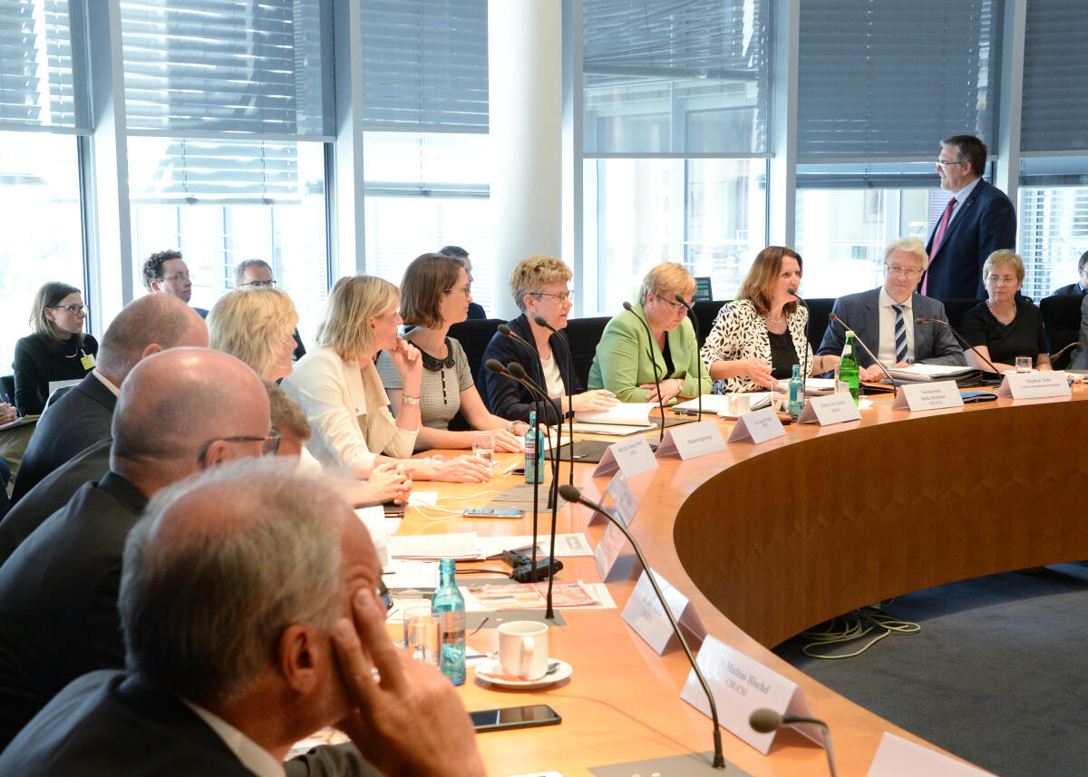 Brehmer, Heike Der Ausschuss des Deutschen Bundestages für Tourismus hat unter der Leitung der Vorsitzenden Heike Brehmer, (3.v.re), CDU/CSU, ein Sitzung mit Beteiligung einer Österreichischen Parlamentariergruppe.; Übersicht.