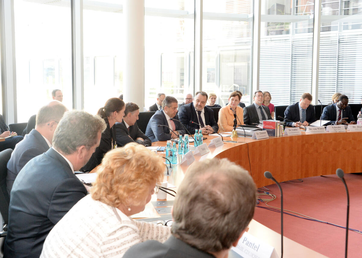 Der Bundesminister für Auswärtiges, Sigmar Gabriel, (6.v.re), SPD, ist zu Gast beim Ausschuss des Deutschen Bundestages für Menschenrechte und humanitäre Hilfe. Dr. Matthias Zimmer, (5.v.re), CDU/CSU, Vorsitzender des Ausschusses, leitet die Sitzung.; Übersicht, Bundesaußenminister. Zimmer, Matthias; Gabriel, Sigmar Der Bundesminister für Auswärtiges, Sigmar Gabriel, (6.v.re), SPD, ist zu Gast beim Ausschuss des Deutschen Bundestages für Menschenrechte und humanitäre Hilfe. Dr. Matthias Zimmer, (5.v.re), CDU/CSU, Vorsitzender des Ausschusses, leitet die Sitzung.; Übersicht, Bundesaußenminister.