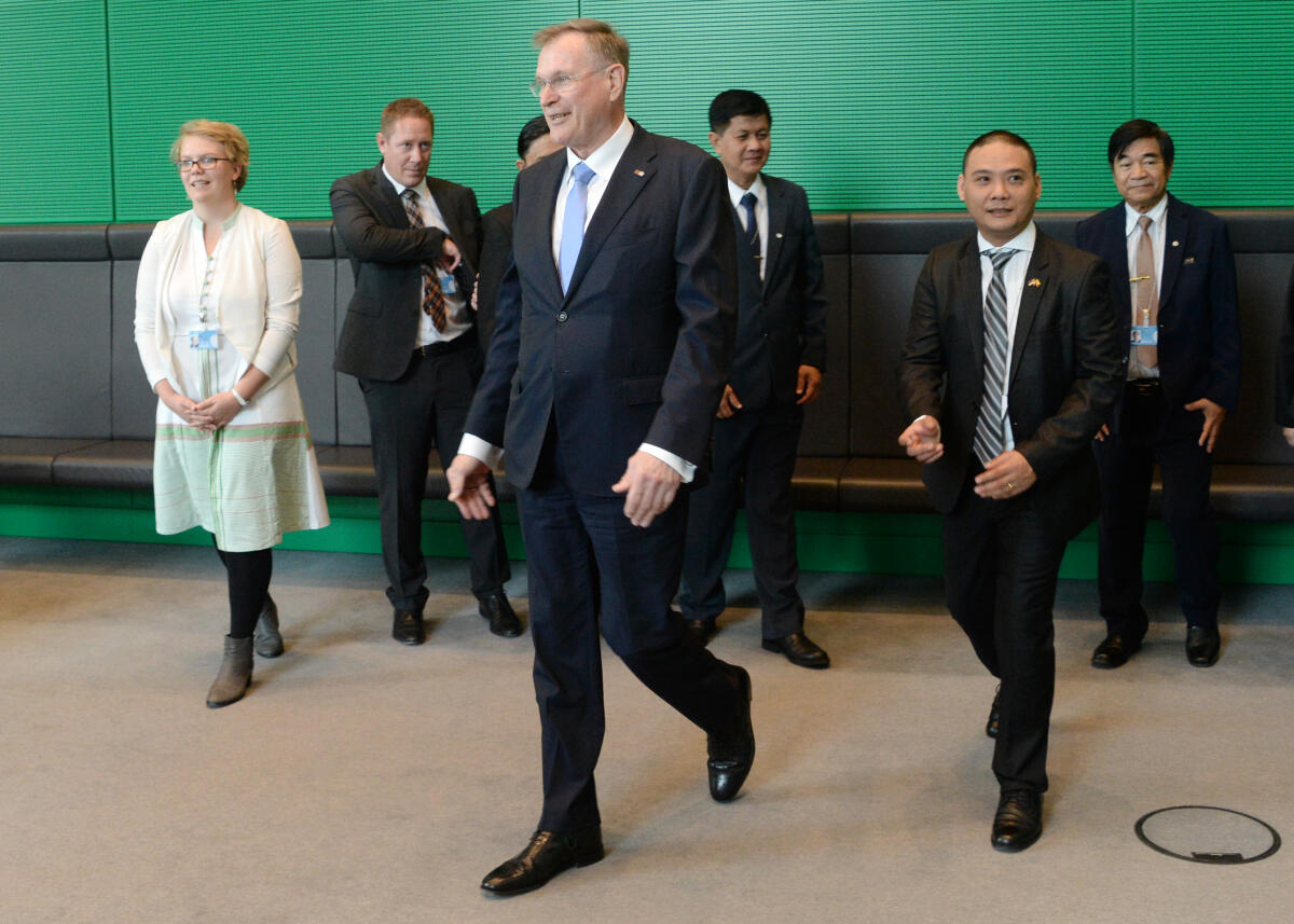 Singhammer, Johannes Bundestagsvizepräsident Johannes Singhammer, (3.v.li), CDU/CSU, empfängt eine Delegation aus Myanmar zu einem Gespräch.