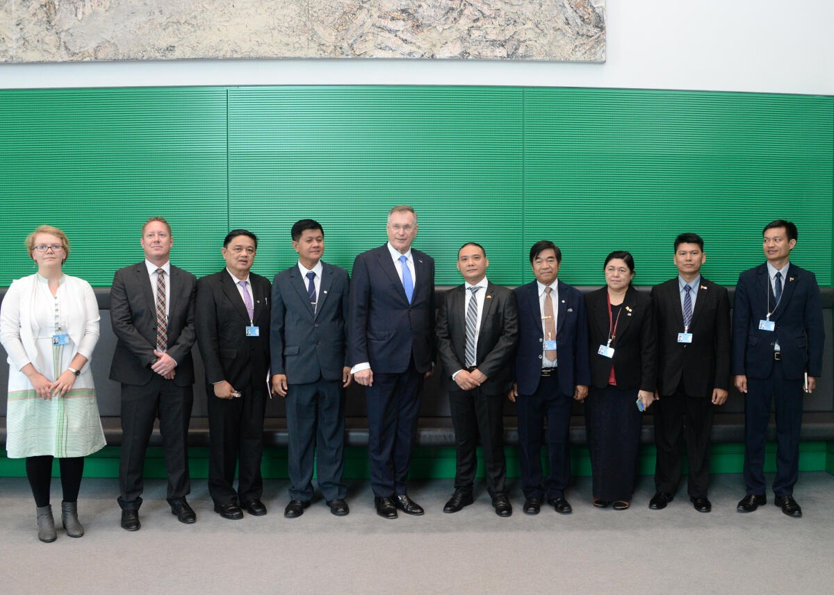 Singhammer, Johannes Bundestagsvizepräsident Johannes Singhammer, (5.v.li), CDU/CSU, empfängt eine Delegation aus Myanmar zu einem Gespräch.; Gruppenfoto.