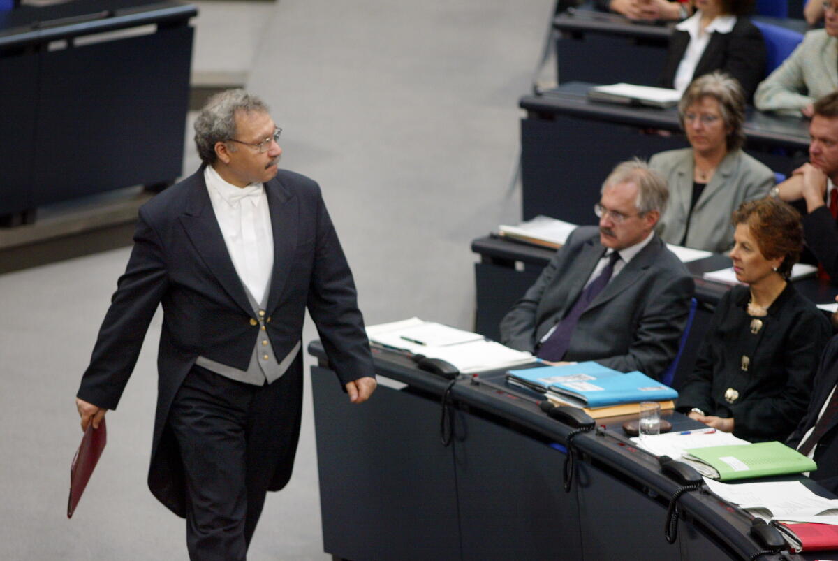 Plenarsaalassistent im Plenum.; Saaldiener Plenarsaalassistent im Plenum.; Saaldiener
