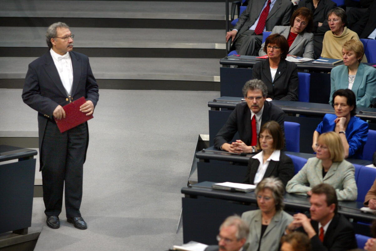 Plenarsaalassistent im Plenum.; Saaldiener Plenarsaalassistent im Plenum.; Saaldiener