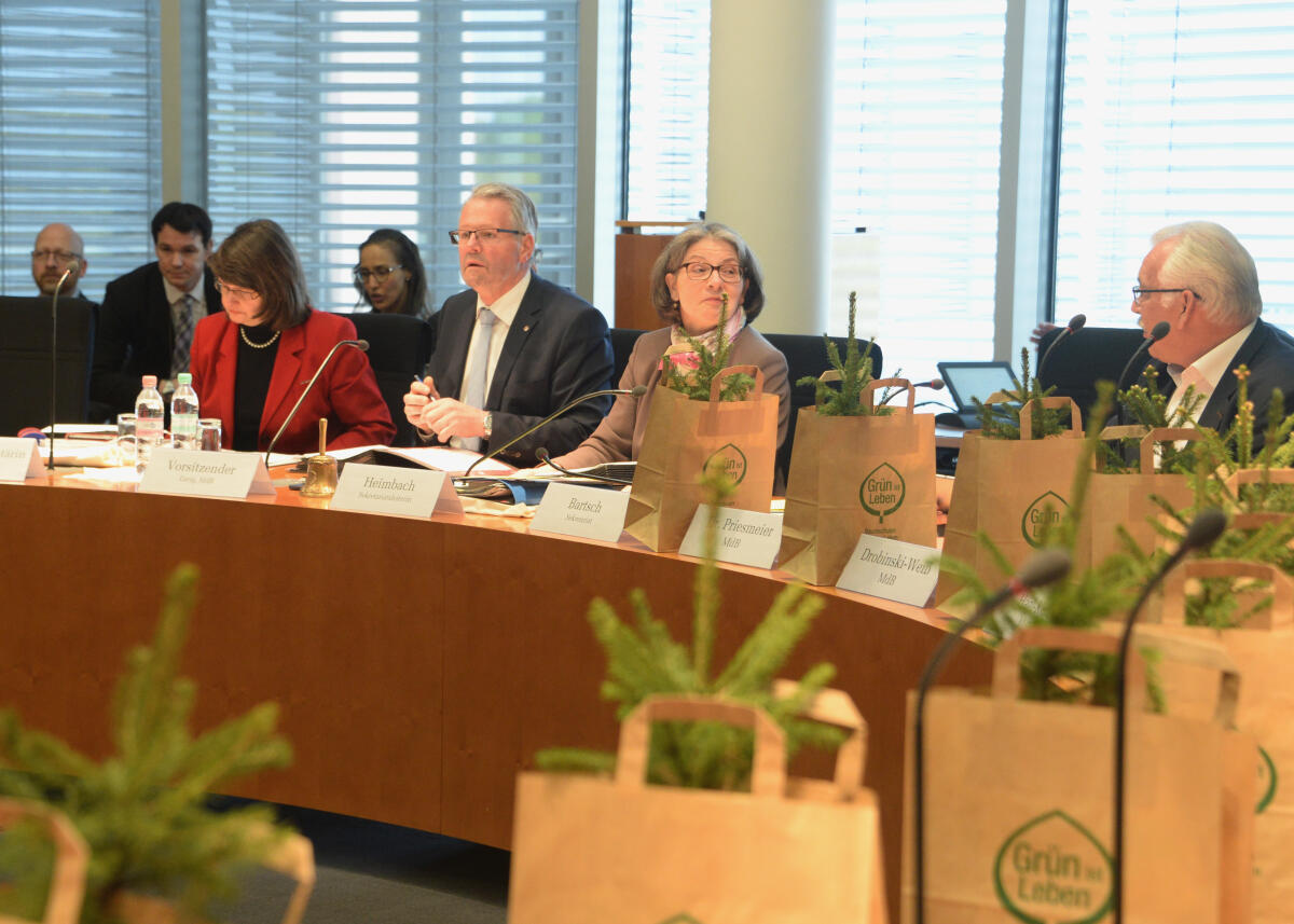 Gerig, Alois Alois Gerig, (3.v.re), CDU/CSU, Vorsitzender des Ausschusses des Deutschen Bundestages für Ernährung und Landwirtschaft, eröffnet die Ausschusssitzung, bei der die Baumkönigin 2017, Anne Bente Schnoor,  den Baum des Jahres 2017, die Fichte, vorstellt.