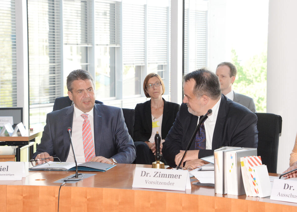 Der Bundesminister für Auswärtiges, Sigmar Gabriel, (li), SPD, ist zu Gast beim Ausschuss des Deutschen Bundestages für Menschenrechte und humanitäre Hilfe. Dr. Matthias Zimmer, (re), CDU/CSU, Vorsitzender des Ausschusses, leitet die Sitzung.; Bundesaußenminister. Zimmer, Matthias; Gabriel, Sigmar Der Bundesminister für Auswärtiges, Sigmar Gabriel, (li), SPD, ist zu Gast beim Ausschuss des Deutschen Bundestages für Menschenrechte und humanitäre Hilfe. Dr. Matthias Zimmer, (re), CDU/CSU, Vorsitzender des Ausschusses, leitet die Sitzung.; Bundesaußenminister.
