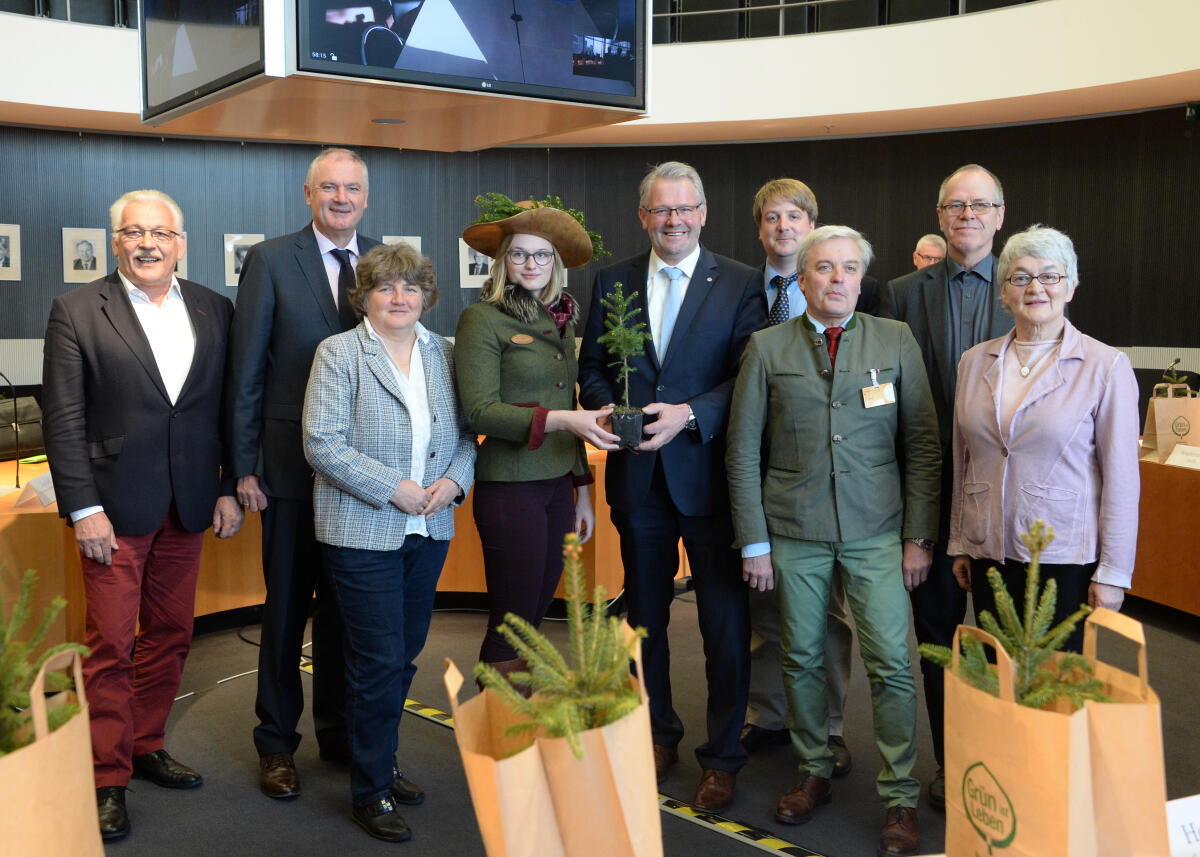 Alois Gerig, (5.v.re), CDU/CSU, Vorsitzender des Ausschusses des Deutschen Bundestages für Ernährung und Landwirtschaft, nimmt von der Baumkönigin 2017, Anne Bente Schnoor, (4.v.li), für den Ausschuss den Baum des Jahres 2017, die Fichte, entgegen. Gruppenfoto mit den Obleuten des Ausschusses. Gerig, Alois; Schnoor, Anne Bente Alois Gerig, (5.v.re), CDU/CSU, Vorsitzender des Ausschusses des Deutschen Bundestages für Ernährung und Landwirtschaft, nimmt von der Baumkönigin 2017, Anne Bente Schnoor, (4.v.li), für den Ausschuss den Baum des Jahres 2017, die Fichte, entgegen. Gruppenfoto mit den Obleuten des Ausschusses.