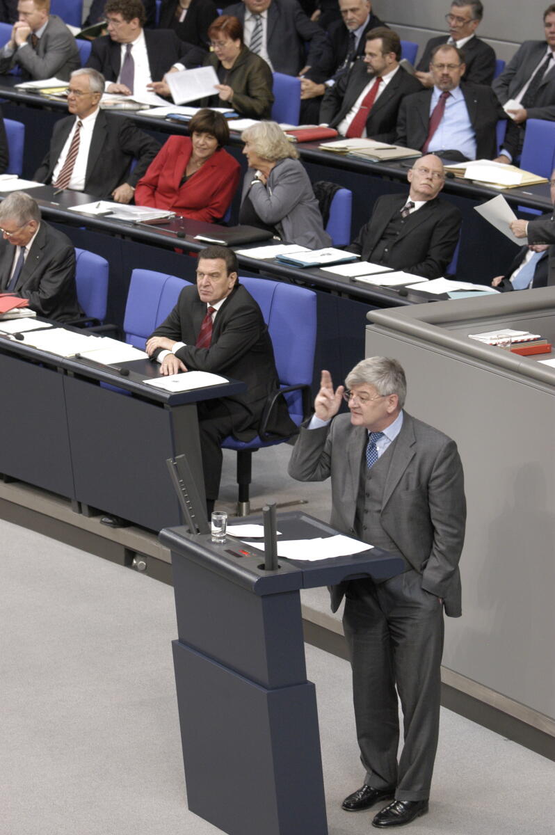 Am Rednerpult Aussenminister Joseph Fischer, Bündnis 90/Die Grünen, MdB. In der ersten Reihe sitzt rechts Bundeskanzler Gerhard Schröder, SPD, MdB.; In der zweiten Reihe von links: Verkehrsminister Manfred Stolpe, MdB, Gesundheitsministerin Ulla Schmidt, MdB, Familienministerin Renate Schmidt, MdB, und Verteidigungsminister Peter Struck, MdB, alle SPD. Fischer, Joseph; Schröder, Gerhard; Stolpe, Manfred; Schmidt, Ulla; Schmidt, Renate; Struck, Peter Am Rednerpult Aussenminister Joseph Fischer, Bündnis 90/Die Grünen, MdB. In der ersten Reihe sitzt rechts Bundeskanzler Gerhard Schröder, SPD, MdB.; In der zweiten Reihe von links: Verkehrsminister Manfred Stolpe, MdB, Gesundheitsministerin Ulla Schmidt, MdB, Familienministerin Renate Schmidt, MdB, und Verteidigungsminister Peter Struck, MdB, alle SPD.