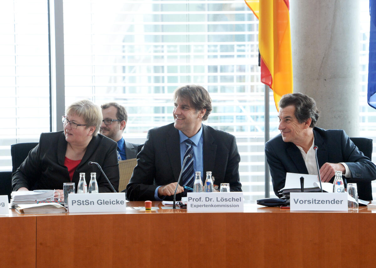 Prof. Dr. Andreas Löschel, (mitte), Vorsitzender der Kommission zum Monitoring Prozess "Energie mit Zukunft", ist zu Gast beim Ausschuss des Deutschen Bundestages für Wirtschaft und Energie. Der stellvertretende Vorsitzende des Ausschusses, Klaus Barthel, (re), SPD, leitet die Sitzung, an der die Parlamentarische Staatssekretärin Iris Gleicke, SPD, teilnimmt. Barthel, Klaus; Gleicke, Iris; Löschel, Andreas Prof. Dr. Andreas Löschel, (mitte), Vorsitzender der Kommission zum Monitoring Prozess "Energie mit Zukunft", ist zu Gast beim Ausschuss des Deutschen Bundestages für Wirtschaft und Energie. Der stellvertretende Vorsitzende des Ausschusses, Klaus Barthel, (re), SPD, leitet die Sitzung, an der die Parlamentarische Staatssekretärin Iris Gleicke, SPD, teilnimmt.