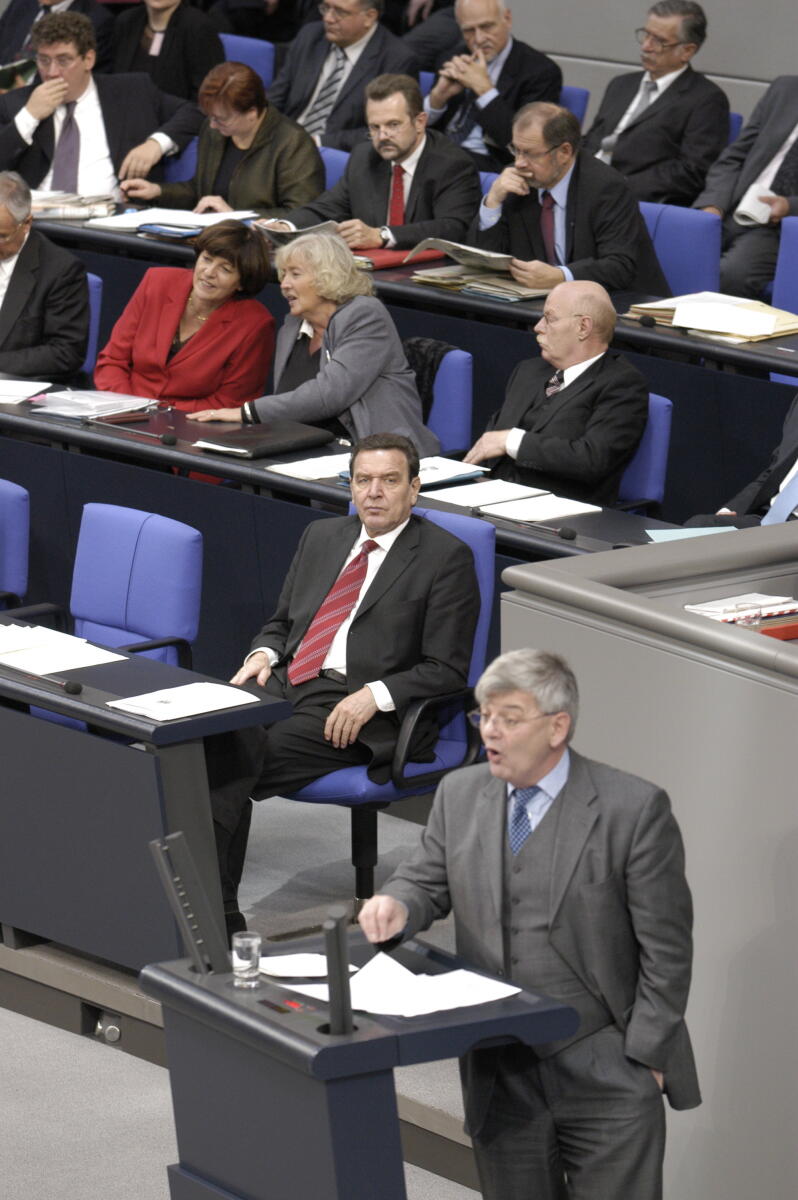 Am Rednerpult Bundesaussenminister Joseph Fischer, Bündnis 90/Die Grünen, MdB. In der ersten Reihe sitzt Bundeskanzler Gerhard Schröder, SPD, MdB. In der zweiten Reihe von links Gesundheitsministerin Ulla Schmidt, SPD, MdB, familienministerin Renate Schmidt, SPD, MdB, und Verteidigungsminister Peter Struck, SPd, MdB. Fischer, Joseph; Schröder, Gerhard; Schmidt, Ulla; Schmidt, Renate; Struck, Peter Am Rednerpult Bundesaussenminister Joseph Fischer, Bündnis 90/Die Grünen, MdB. In der ersten Reihe sitzt Bundeskanzler Gerhard Schröder, SPD, MdB. In der zweiten Reihe von links Gesundheitsministerin Ulla Schmidt, SPD, MdB, familienministerin Renate Schmidt, SPD, MdB, und Verteidigungsminister Peter Struck, SPd, MdB.