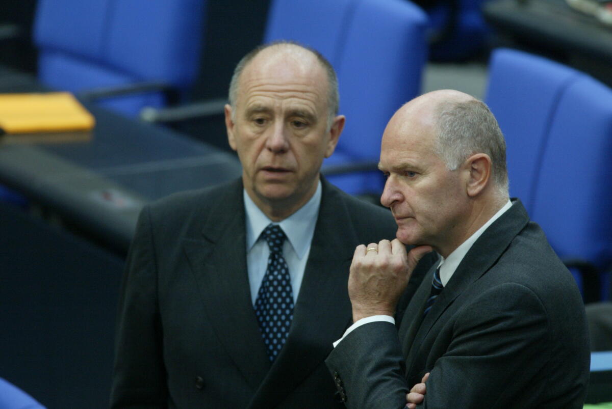 Von links: Walter Riester, SPD, MdB, im Gespräch mit Hans-Peter Repnik, CDU/CSU, MdB, im Plenum. Riester, Walter; Repnik, Hans-Peter Von links: Walter Riester, SPD, MdB, im Gespräch mit Hans-Peter Repnik, CDU/CSU, MdB, im Plenum.