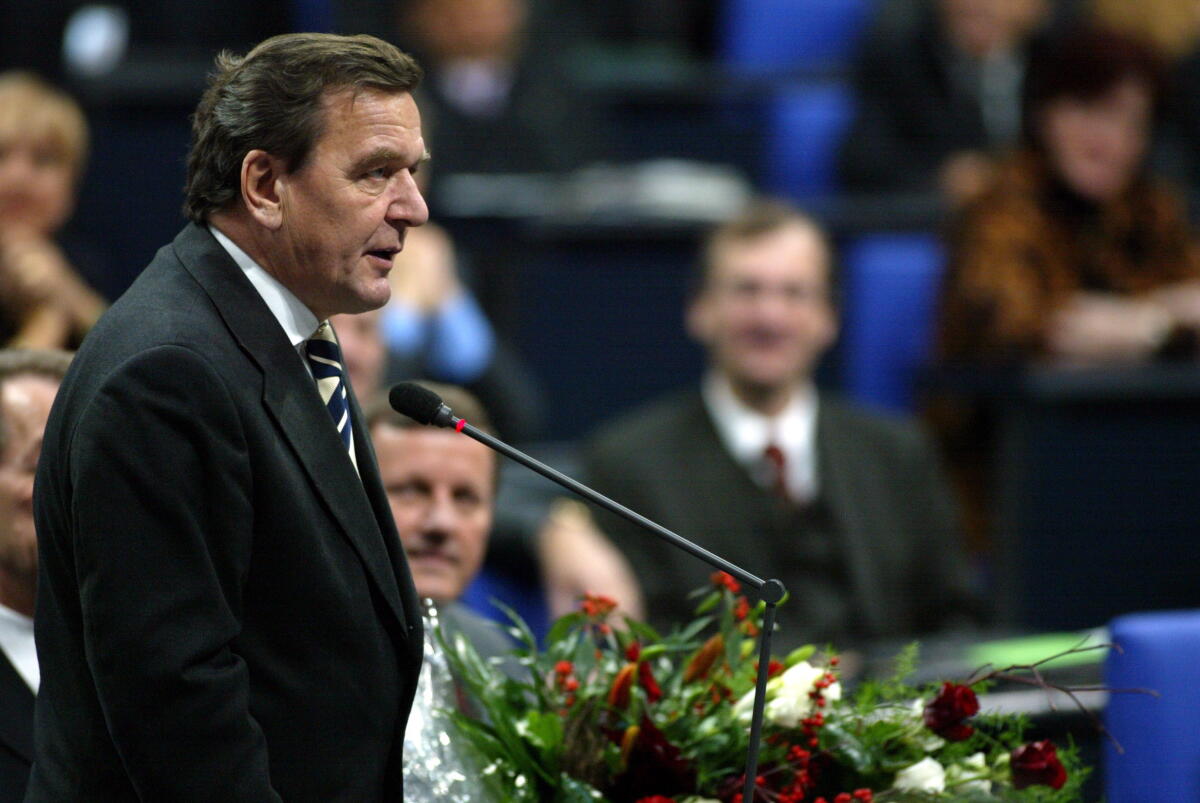 Bundeskanzler Gerhard Schröder, SPD, MdB, nimmt die Wahl an. Schröder, Gerhard Bundeskanzler Gerhard Schröder, SPD, MdB, nimmt die Wahl an.
