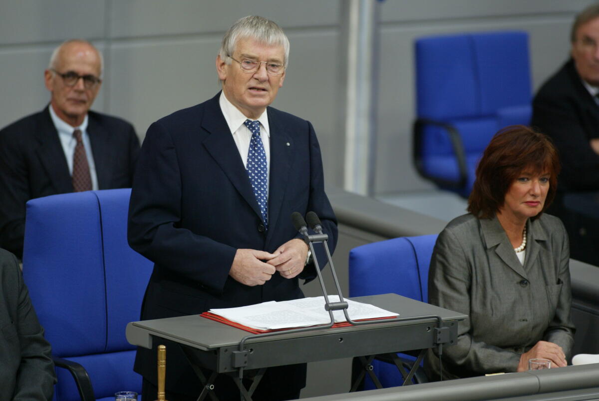 Bundesminister und Bundestagsalterspräsident Otto Schily, SPD, MdB, während seiner Ansprache im Plenum. Schily, Otto Bundesminister und Bundestagsalterspräsident Otto Schily, SPD, MdB, während seiner Ansprache im Plenum.