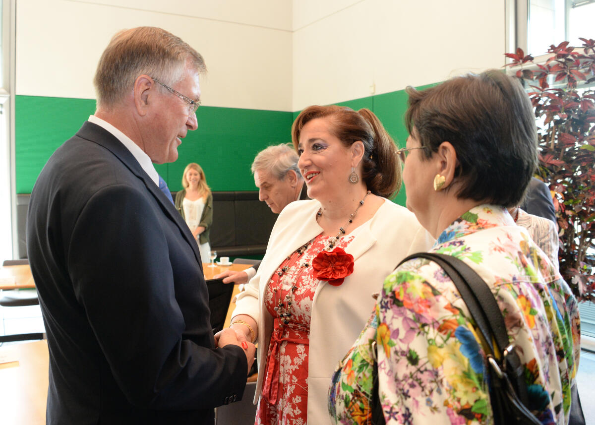 Singhammer, Johannes; Kapetanovic, Nermina Bundestagsvizepräsident Johannes Singhammer, (li), CDU/CSU, empfängt die Vorsitzende der Freundschaftsgruppe Westeuropa der Parlamentarischen Versammlung von Bosnien und Herzegowina, Nermina Kapetanovic, (2.v.re), und Delegation, zu einem Gespräch.