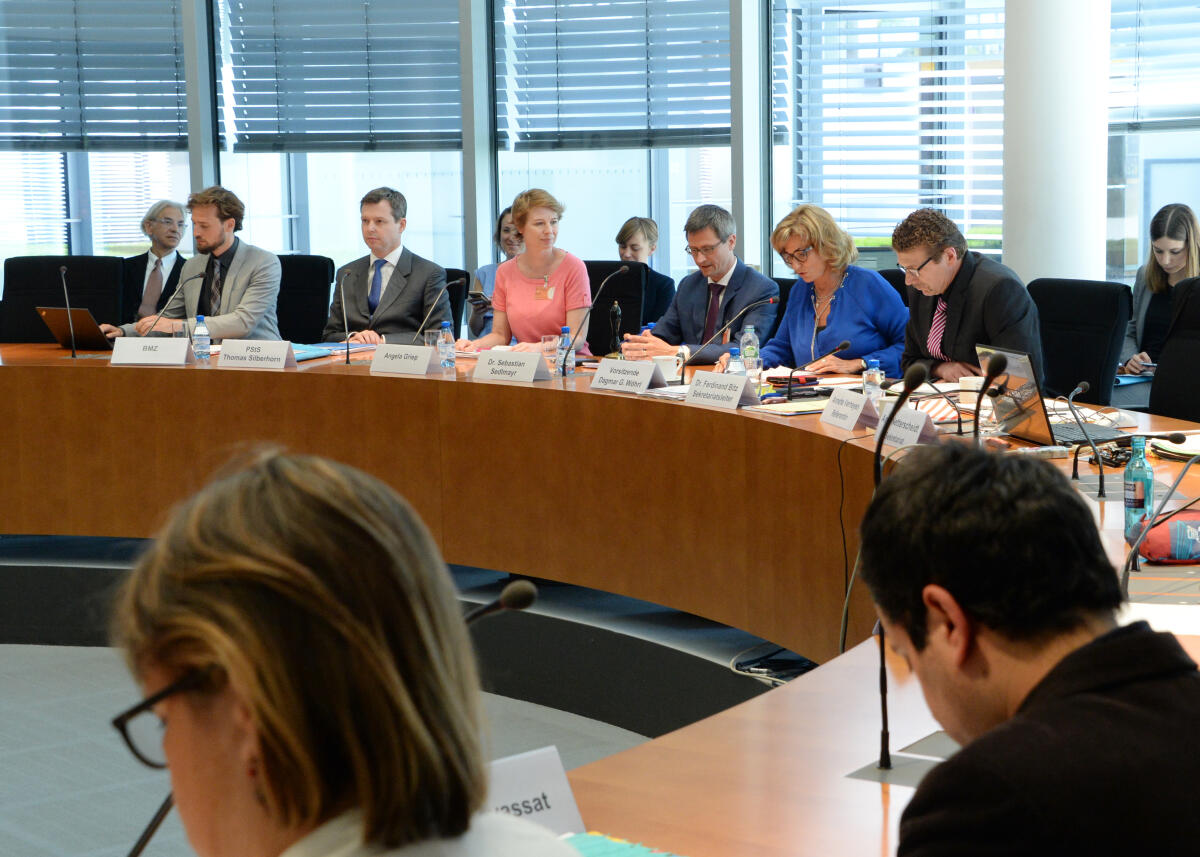 Dagmar G. Wöhrl, (5.v.li), CDU/CSU, Vorsitzende des Ausschusses des Deutschen Bundestages für wirtschaftliche Zusammenarbeit und Entwicklung, begrüßt Dr. Sebastian Sedlmayr, (4.v.li), Leiter der Abteilung Kinderrechte und Bildung UNICEF und Angela Griep, (3.v.li), vom UNICEF-Büro Südsudan, die an einer Ausschusssitzung teilnehmen.; Übersicht. Wöhrl, Dagmar G.; Sedlmayr, Sebastian; Griep, Angela Dagmar G. Wöhrl, (5.v.li), CDU/CSU, Vorsitzende des Ausschusses des Deutschen Bundestages für wirtschaftliche Zusammenarbeit und Entwicklung, begrüßt Dr. Sebastian Sedlmayr, (4.v.li), Leiter der Abteilung Kinderrechte und Bildung UNICEF und Angela Griep, (3.v.li), vom UNICEF-Büro Südsudan, die an einer Ausschusssitzung teilnehmen.; Übersicht.