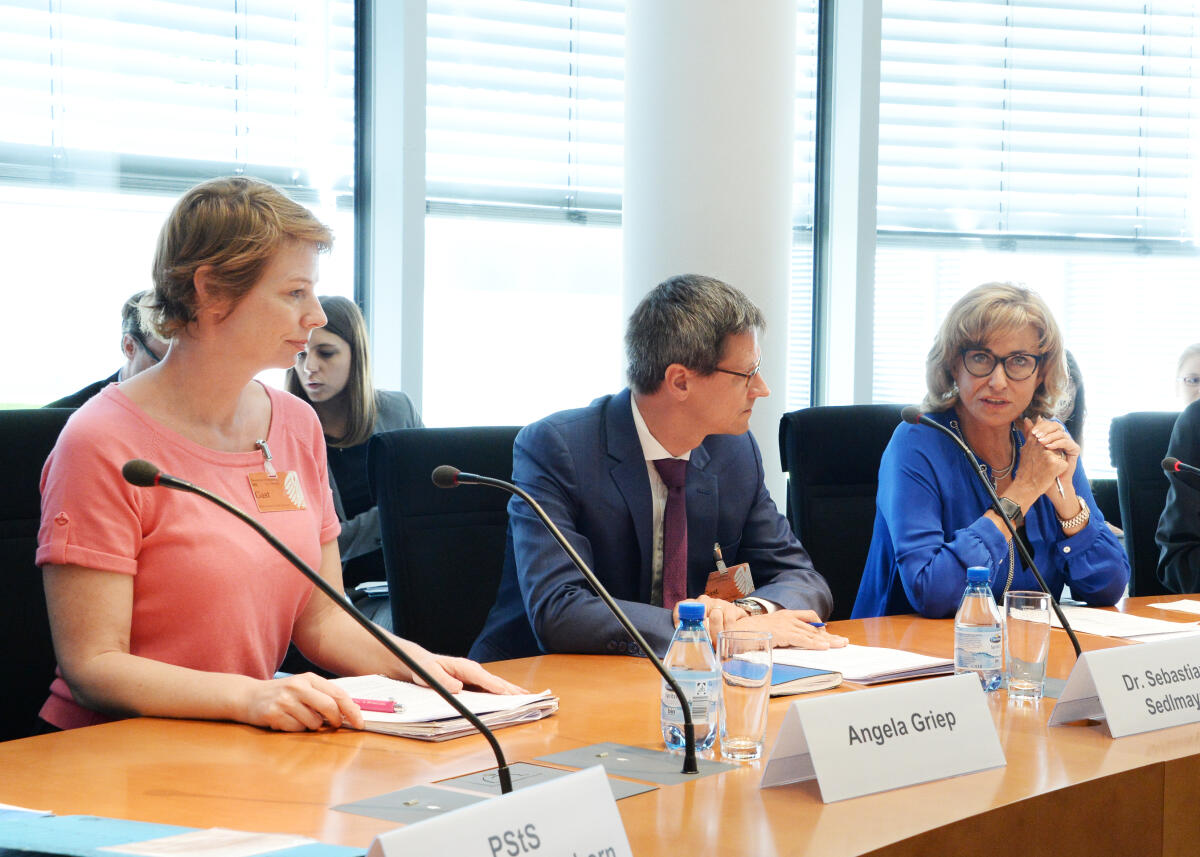Dagmar G. Wöhrl, (re), CDU/CSU, Vorsitzende des Ausschusses des Deutschen Bundestages für wirtschaftliche Zusammenarbeit und Entwicklung, begrüßt Dr. Sebastian Sedlmayr, Leiter der Abteilung Kinderrechte und Bildung UNICEF und Angela Griep, (li), vom UNICEF-Büro Südsudan, die an einer Ausschusssitzung teilnehmen. Wöhrl, Dagmar G.; Sedlmayr, Sebastian; Griep, Angela Dagmar G. Wöhrl, (re), CDU/CSU, Vorsitzende des Ausschusses des Deutschen Bundestages für wirtschaftliche Zusammenarbeit und Entwicklung, begrüßt Dr. Sebastian Sedlmayr, Leiter der Abteilung Kinderrechte und Bildung UNICEF und Angela Griep, (li), vom UNICEF-Büro Südsudan, die an einer Ausschusssitzung teilnehmen.