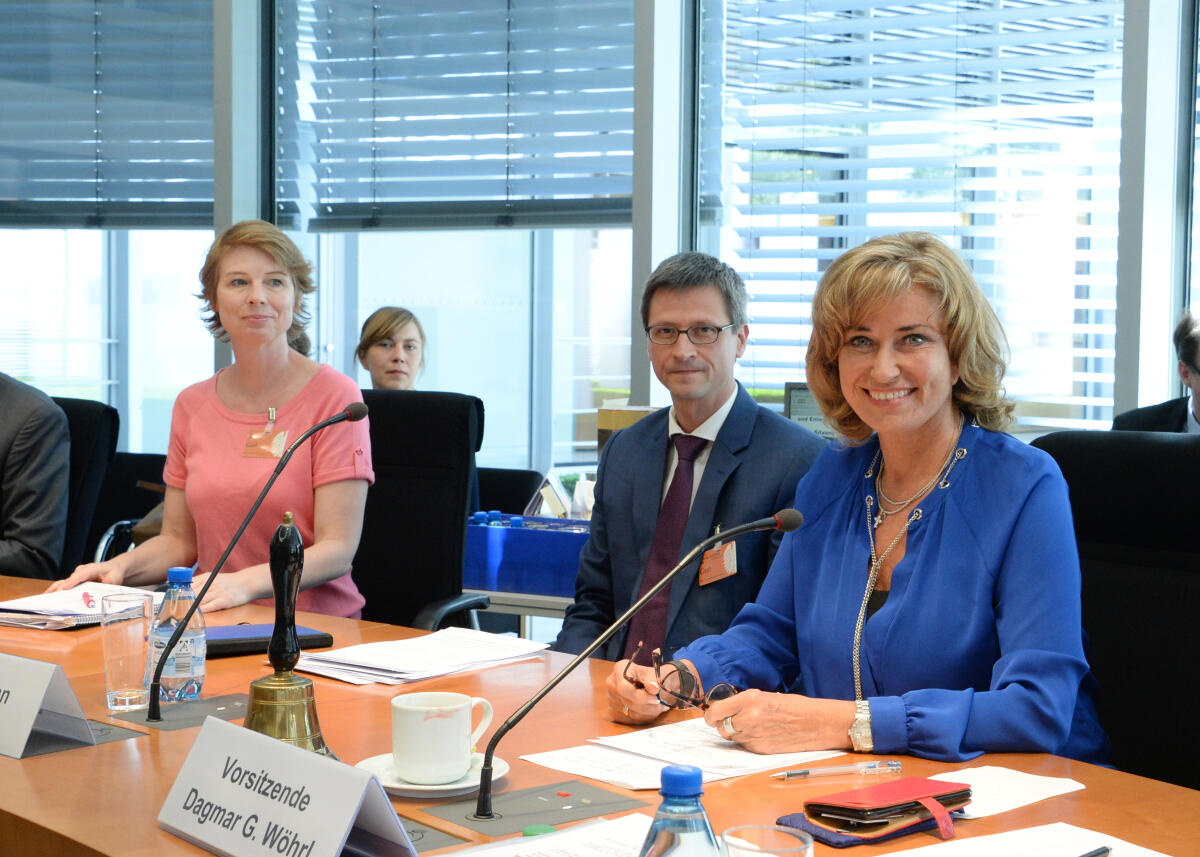 Dagmar G. Wöhrl, (re), CDU/CSU, Vorsitzende des Ausschusses des Deutschen Bundestages für wirtschaftliche Zusammenarbeit und Entwicklung, begrüßt Dr. Sebastian Sedlmayr, Leiter der Abteilung Kinderrechte und Bildung UNICEF und Angela Griep, (li), vom UNICEF-Büro Südsudan, die an einer Ausschusssitzung teilnehmen. Wöhrl, Dagmar G.; Sedlmayr, Sebastian; Griep, Angela Dagmar G. Wöhrl, (re), CDU/CSU, Vorsitzende des Ausschusses des Deutschen Bundestages für wirtschaftliche Zusammenarbeit und Entwicklung, begrüßt Dr. Sebastian Sedlmayr, Leiter der Abteilung Kinderrechte und Bildung UNICEF und Angela Griep, (li), vom UNICEF-Büro Südsudan, die an einer Ausschusssitzung teilnehmen.