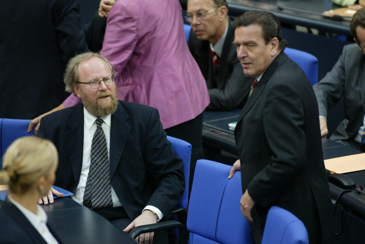 Von links: Wolfgang Thierse, SPD, MdB, vor seiner Wiederwahl zum Bundestagspräsidenten und Bundeskanzler Gerhard Schröder, SPD, MdB, im Plenum. Thierse, Wolfgang; Schröder, Gerhard Von links: Wolfgang Thierse, SPD, MdB, vor seiner Wiederwahl zum Bundestagspräsidenten und Bundeskanzler Gerhard Schröder, SPD, MdB, im Plenum.