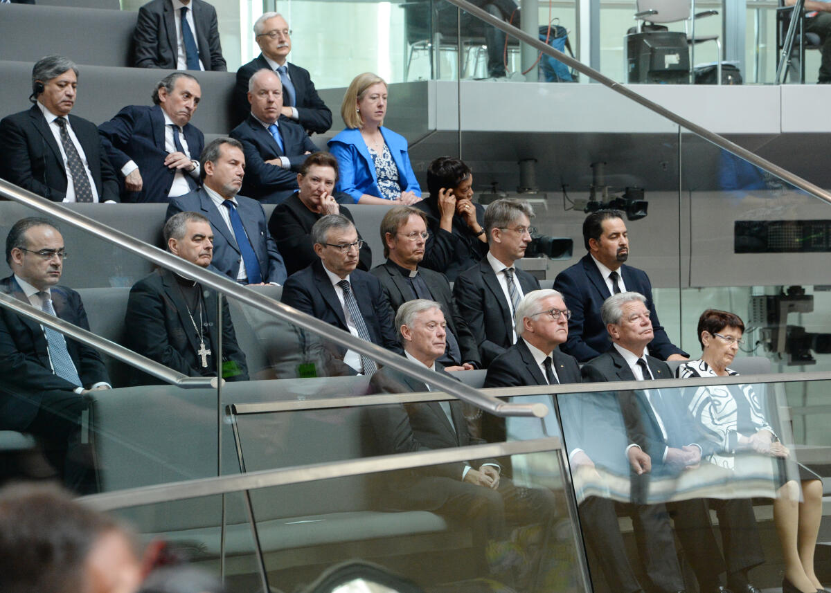 Steinmeier, Frank-Walter; Gauck, Joachim; Köhler, Horst; Süssmuth, Rita Zu Beginn der 240. Sitzung des Deutschen Bundestages findet ein Gedenken an den verstorbenen Altbundeskanzler Helmut Kohl statt. Bundestagspräsident Prof. Dr. Norbert Lammert hält eine Gedenkrede, anschließend erheben sich die Mitglieder zu Ehren Kohls. Zahlreiche Gäste nehmen am Gedenken teil, darunter Bundespräsident Dr. Frank-Walter Steinmeier (1. Reihe 2.v.li), und die Altpräsidenten Horst Köhler (1.Reihe li), und Joachim Gauck (1.Reihe 3.v.li), sowie Rita Süssmuth (1.Reihe re).