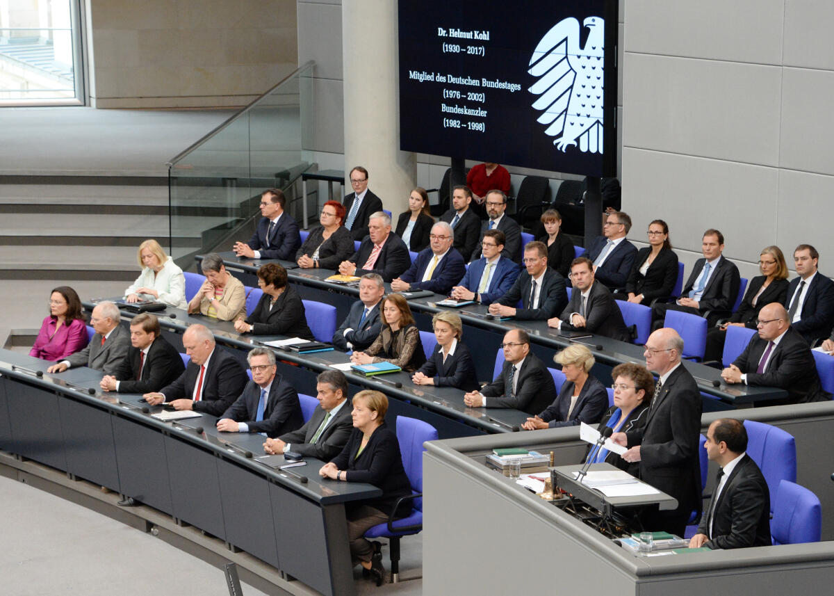 Zu Beginn der 240. Sitzung des Deutschen Bundestages findet ein Gedenken an den verstorbenen Altbundeskanzler Helmut Kohl statt. Bundestagspräsident Prof. Dr. Norbert Lammert (am Rednerpult) hält eine Gedenkrede, anschließend erheben sich die Mitglieder zu Ehren Kohls. Zahlreiche Gäste nehmen am Gedenken teil, darunter Bundespräsident Dr. Frank-Walter Steinmeier, und die Altpräsidenten Horst Köhler und Joachim Gauck, sowie Rita Süßmuth.; Hier die Regierungsbank. Lammert, Norbert Zu Beginn der 240. Sitzung des Deutschen Bundestages findet ein Gedenken an den verstorbenen Altbundeskanzler Helmut Kohl statt. Bundestagspräsident Prof. Dr. Norbert Lammert (am Rednerpult) hält eine Gedenkrede, anschließend erheben sich die Mitglieder zu Ehren Kohls. Zahlreiche Gäste nehmen am Gedenken teil, darunter Bundespräsident Dr. Frank-Walter Steinmeier, und die Altpräsidenten Horst Köhler und Joachim Gauck, sowie Rita Süßmuth.; Hier die Regierungsbank.