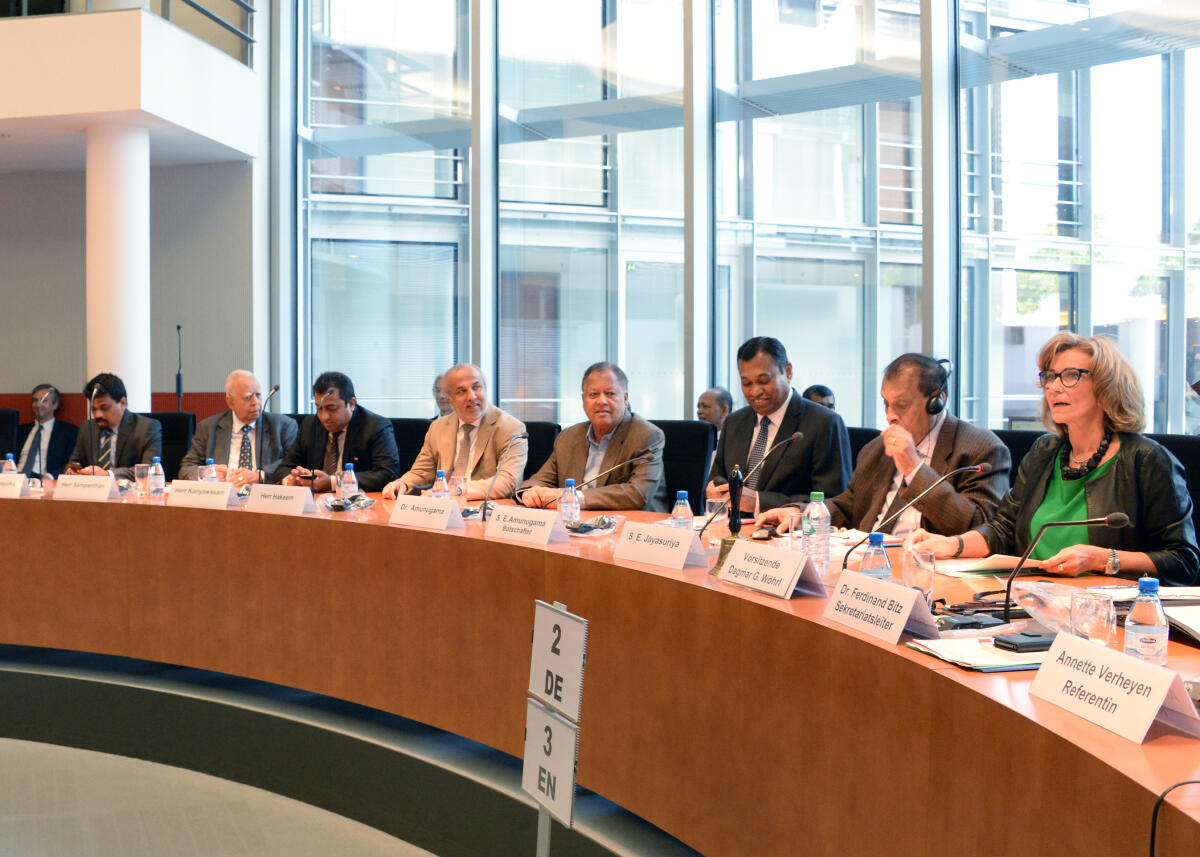 Wöhrl, Dagmar G.; Jayasuriya, Karu Der Parlamentspräsident der Demokratischen Sozialistischen Republik Sri Lanka, S. E. Karu Jayasuriya, (2.v.re), und Delegation, ist zu Gast beim Ausschuss des Deutschen Bundestages für wirtschaftliche Zusammenarbeit und Entwicklung. Dagmar G. Wöhrl, (re), CDU/CSU, Vorsitzende des Ausschusses, leitet die Sitzung.; Übersicht.