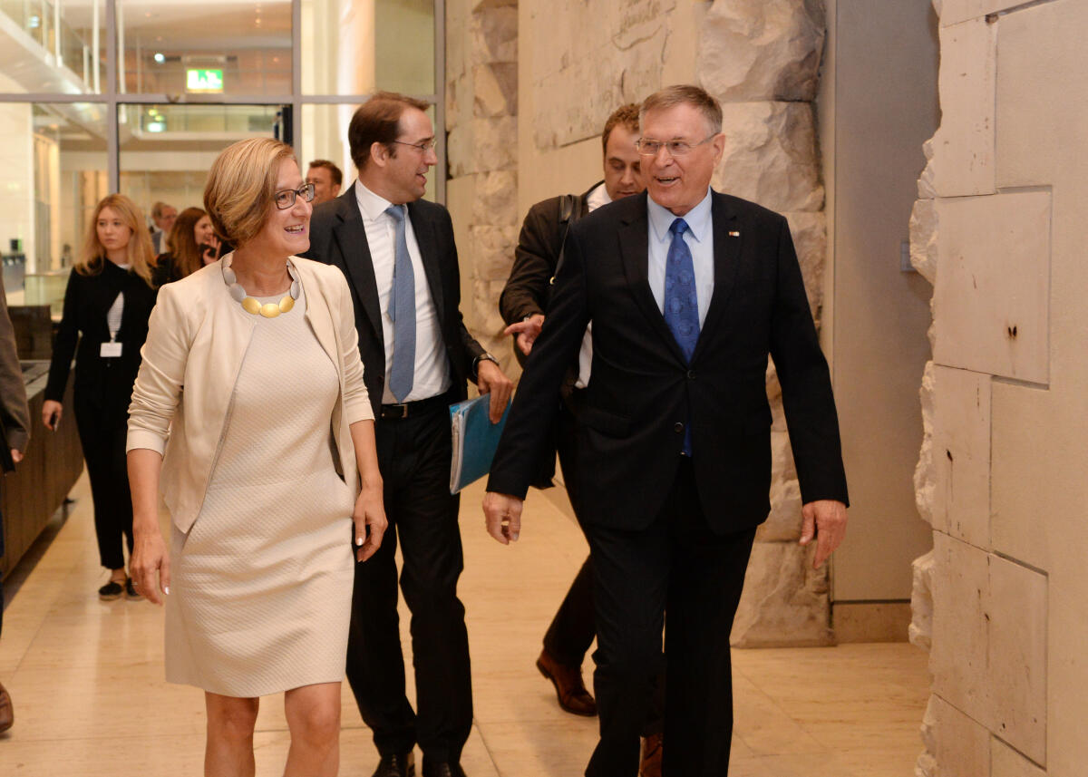 Singhammer, Johannes; Mikl-Leitner, Johanna Bundestagsvizepräsident Johannes Singhammer, CDU/CSU, empfängt die Landeshauptfrau von Niederösterreich, Mag. Johanna Mikl-Leitner, zu einem Gespräch.