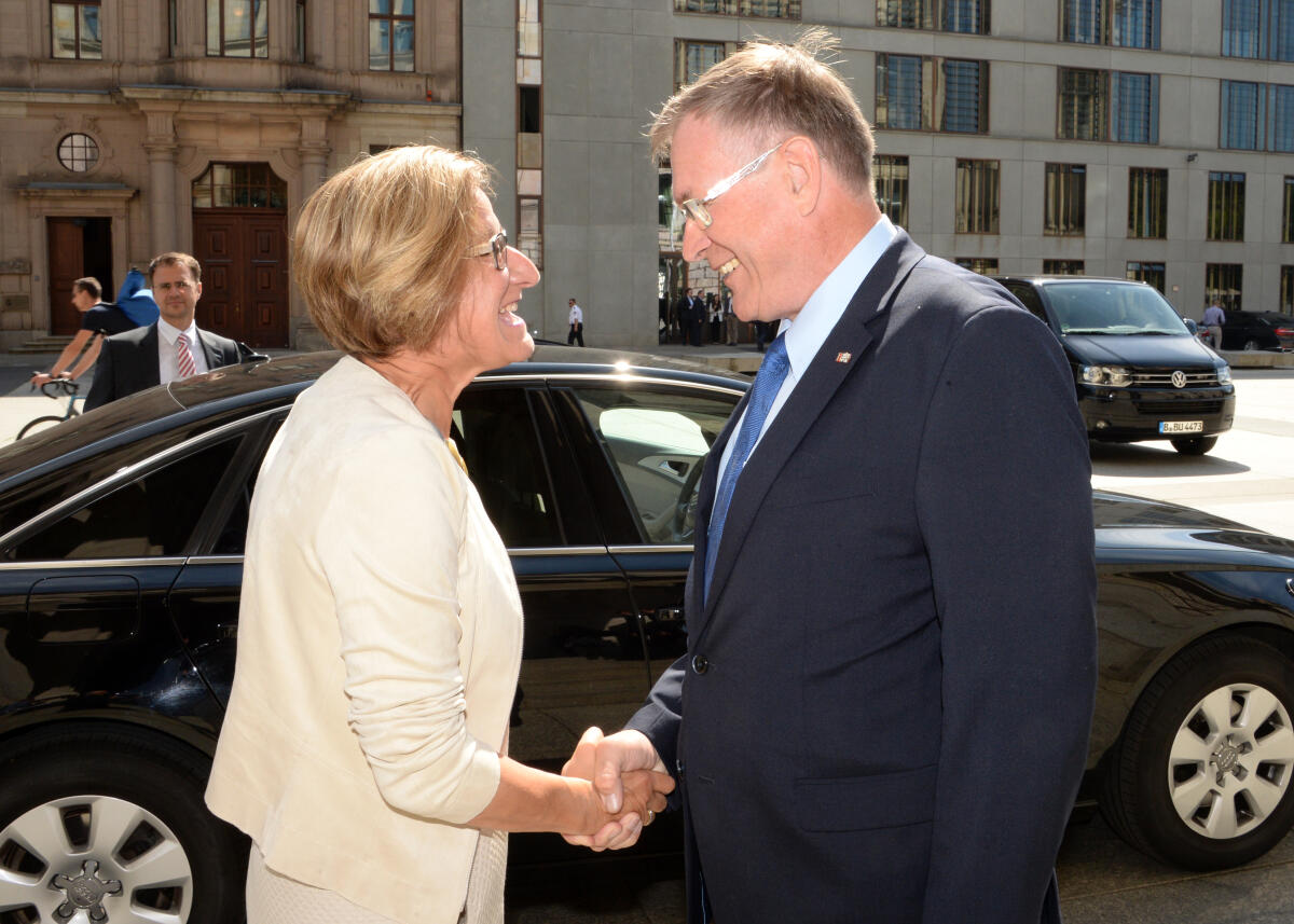 Singhammer, Johannes; Mikl-Leitner, Johanna Bundestagsvizepräsident Johannes Singhammer, CDU/CSU, empfängt die Landeshauptfrau von Niederösterreich, Mag. Johanna Mikl-Leitner, zu einem Gespräch.; Geste, Gestik.