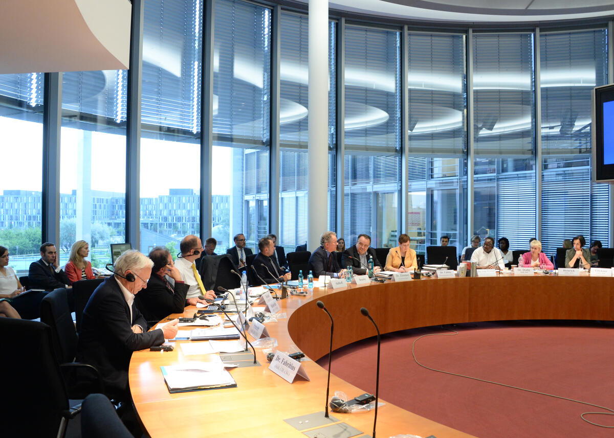  Der Exekutivdirektor der World Food Programme, David Beasley, ist zu Gast beim Ausschuss des Deutschen Bundestages für Menschenrechte und humanitäre Hilfe. Dr. Mattias Zimmer, CDU/CSU, Vorsitzender des Ausschusses, leitet die Sitzung.; Übersicht.