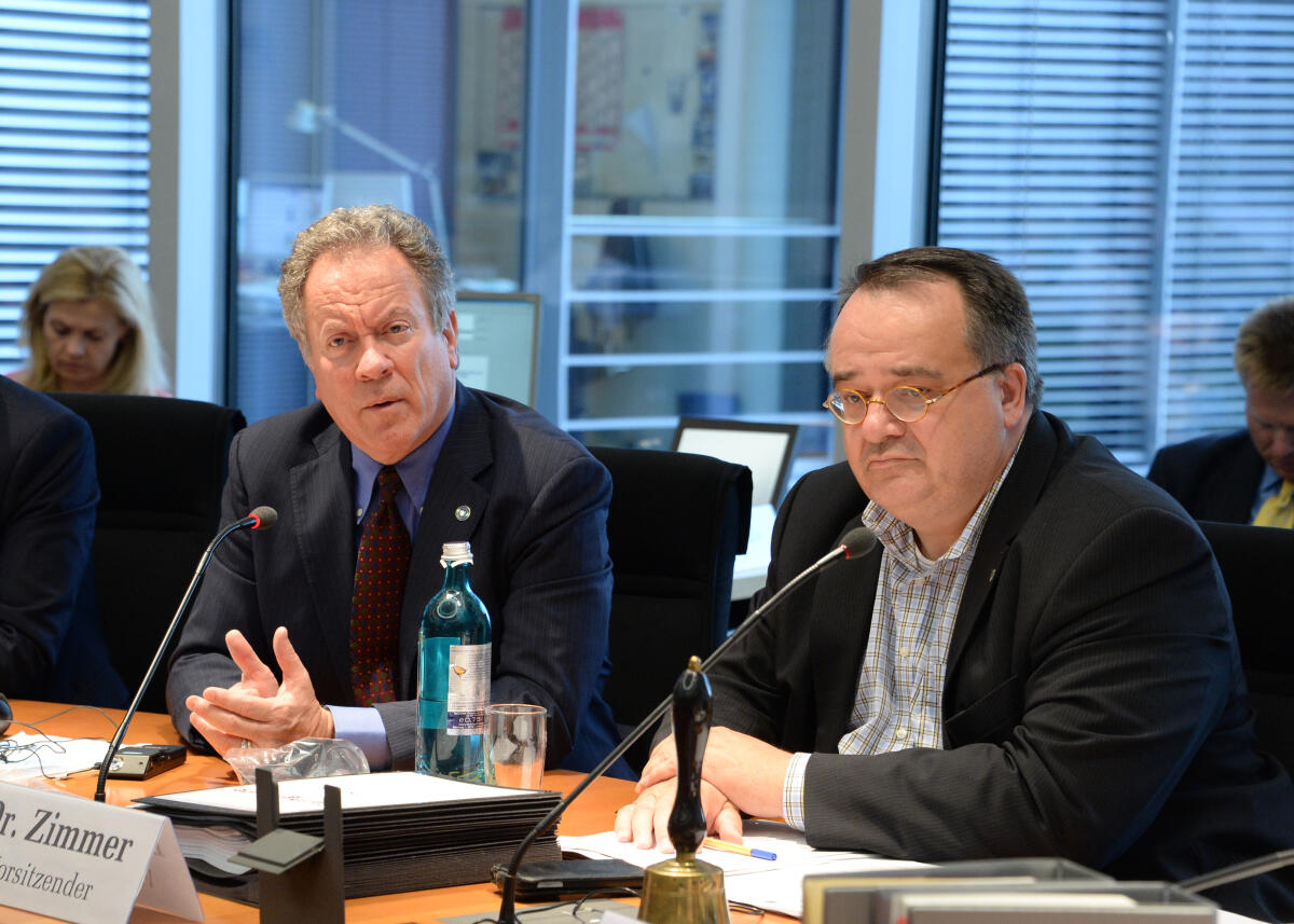 Zimmer, Matthias; Beasley, David Der Exekutivdirektor der World Food Programme, David Beasley, (li), ist zu Gast beim Ausschuss des Deutschen Bundestages für Menschenrechte und humanitäre Hilfe. Dr. Mattias Zimmer, (re), CDU/CSU, Vorsitzender des Ausschusses, leitet die Sitzung.