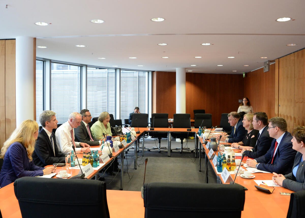 Joachim Pfeiffer, (4.v.li), CDU/CSU, und Bernd Westphal, (3.v.li), SPD, Mitglieder des Bundestages und des Ausschusses für Wirtschaft und Energie, und Bärbel Höhn, (5.v.li), Bündnis 90/Die Grünen, führen im Namen des Wirtschaftsausschusses ein Gespräch mit einer Delegation des australischen Repräsentantenhauses.; Übersicht. Pfeiffer, Joachim; Westphal, Bernd; Höhn, Bärbel Joachim Pfeiffer, (4.v.li), CDU/CSU, und Bernd Westphal, (3.v.li), SPD, Mitglieder des Bundestages und des Ausschusses für Wirtschaft und Energie, und Bärbel Höhn, (5.v.li), Bündnis 90/Die Grünen, führen im Namen des Wirtschaftsausschusses ein Gespräch mit einer Delegation des australischen Repräsentantenhauses.; Übersicht.