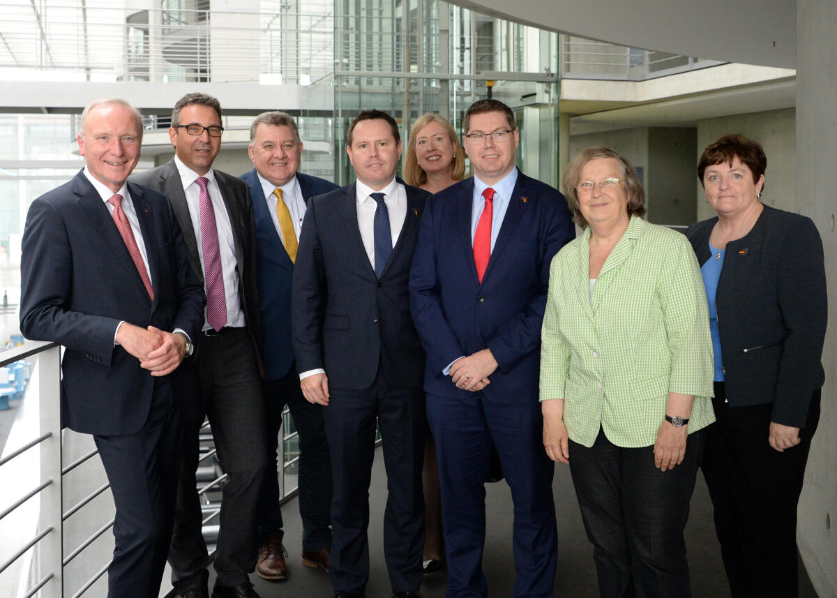 Joachim Pfeiffer, (2.v.li), CDU/CSU, und Bernd Westphal, (li), SPD, Mitglieder des Bundestages und des Ausschusses für Wirtschaft und Energie, und Bärbel Höhn, (2.v.re), Bündnis 90/Die Grünen, führen im Namen des Wirtschaftsausschusses ein Gespräch mit einer Delegation des australischen Repräsentantenhauses.; Gruppenfoto. Pfeiffer, Joachim; Westphal, Bernd; Höhn, Bärbel Joachim Pfeiffer, (2.v.li), CDU/CSU, und Bernd Westphal, (li), SPD, Mitglieder des Bundestages und des Ausschusses für Wirtschaft und Energie, und Bärbel Höhn, (2.v.re), Bündnis 90/Die Grünen, führen im Namen des Wirtschaftsausschusses ein Gespräch mit einer Delegation des australischen Repräsentantenhauses.; Gruppenfoto.