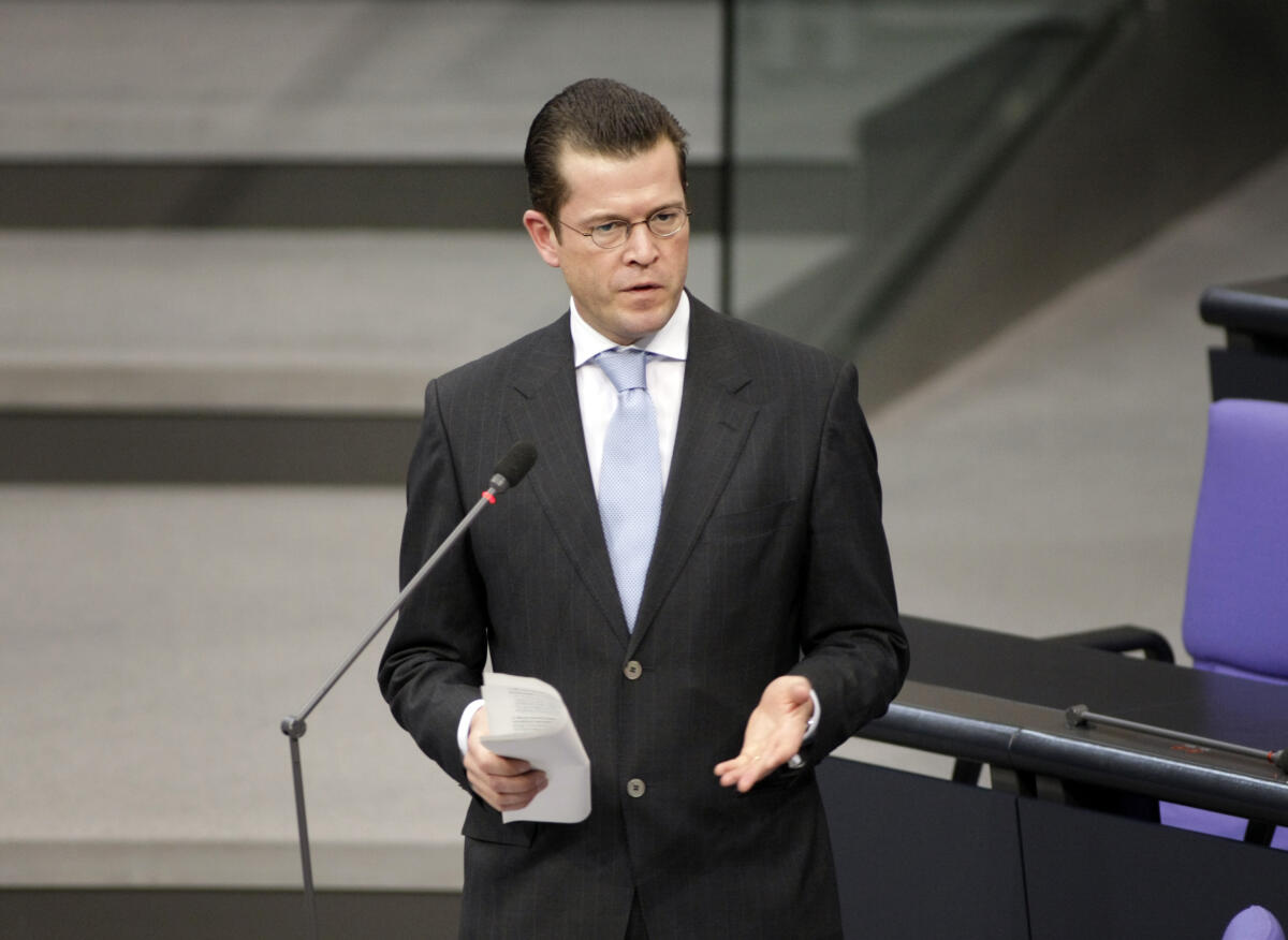 Karl-Theodor zu Guttenberg, MdB, CDU/CSU , Bundeswirtschaftsminister während der Befragung der Bundesregierung Guttenberg, Karl-Theodor Freiherr zu Karl-Theodor zu Guttenberg, MdB, CDU/CSU , Bundeswirtschaftsminister während der Befragung der Bundesregierung