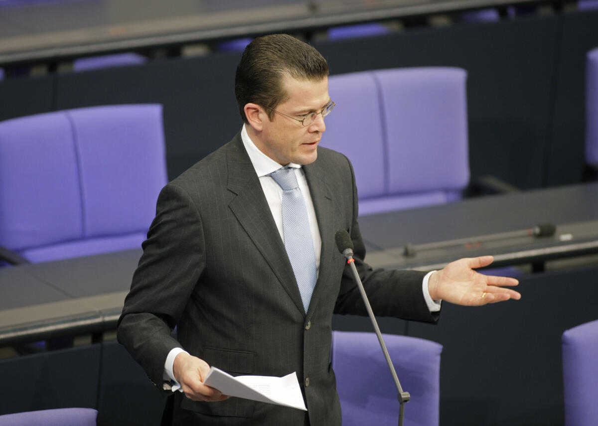 Karl-Theodor zu Guttenberg, MdB, CDU/CSU , Bundesminister für Wirtschaft und Technologie beantwortet in der Befragung der Bundesregierung Fragen von Abgeordneten Guttenberg, Karl-Theodor Freiherr zu Karl-Theodor zu Guttenberg, MdB, CDU/CSU , Bundesminister für Wirtschaft und Technologie beantwortet in der Befragung der Bundesregierung Fragen von Abgeordneten