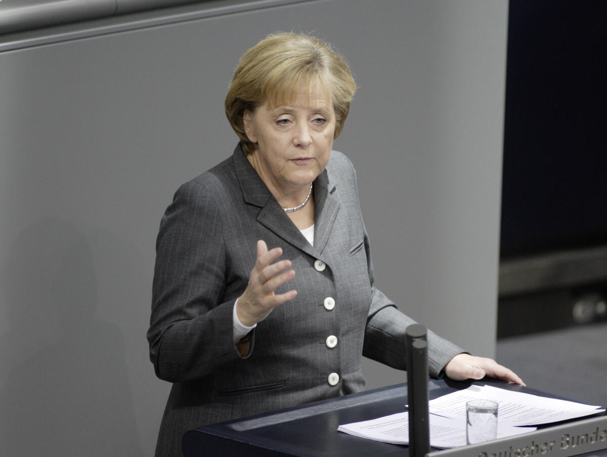Dr. Angela Merkel, Bundeskanzlerin, MdB, CDU/CSU, während der Regierungserklärung zur Stärkung von Wachstum und Beschäftigung; Regierungserklärung, Angela Merkel, Wachstum und Beschäftigung, gestikulierend Merkel, Angela Dr. Angela Merkel, Bundeskanzlerin, MdB, CDU/CSU, während der Regierungserklärung zur Stärkung von Wachstum und Beschäftigung; Regierungserklärung, Angela Merkel, Wachstum und Beschäftigung, gestikulierend